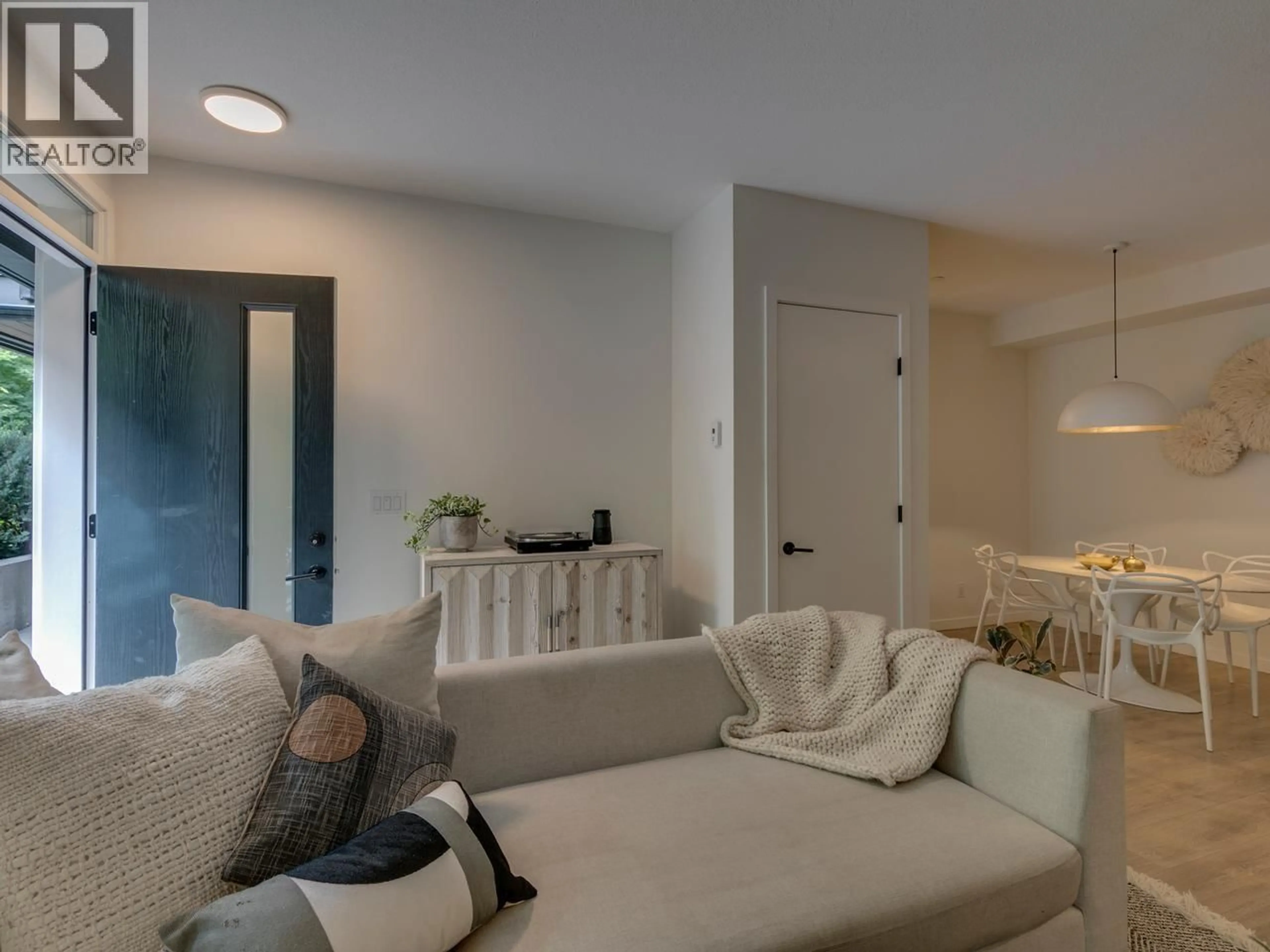 Living room with furniture, unknown for 8 - 533 3RD STREET, North Vancouver British Columbia V7L1G4