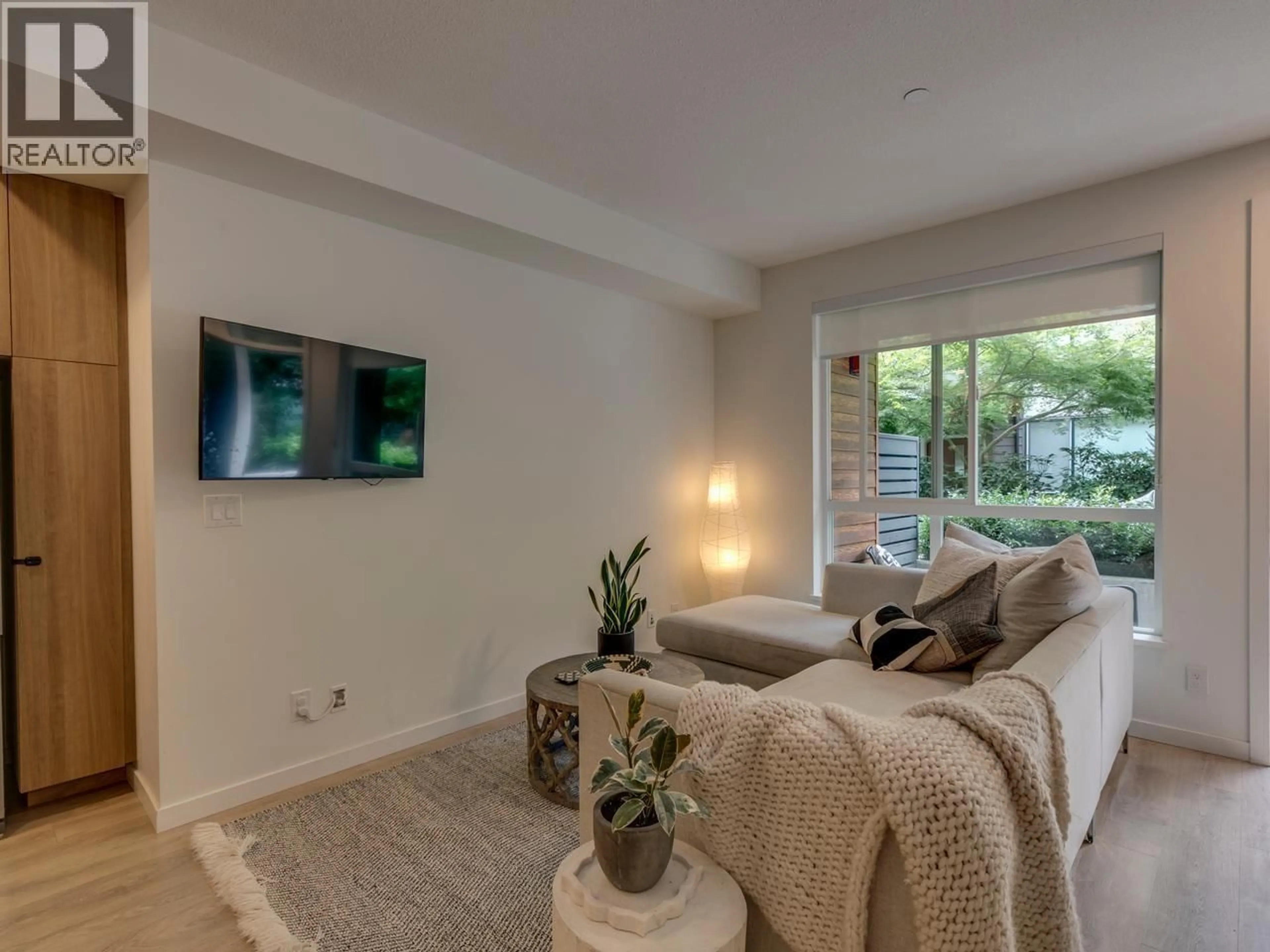 Living room with furniture, unknown for 8 - 533 3RD STREET, North Vancouver British Columbia V7L1G4