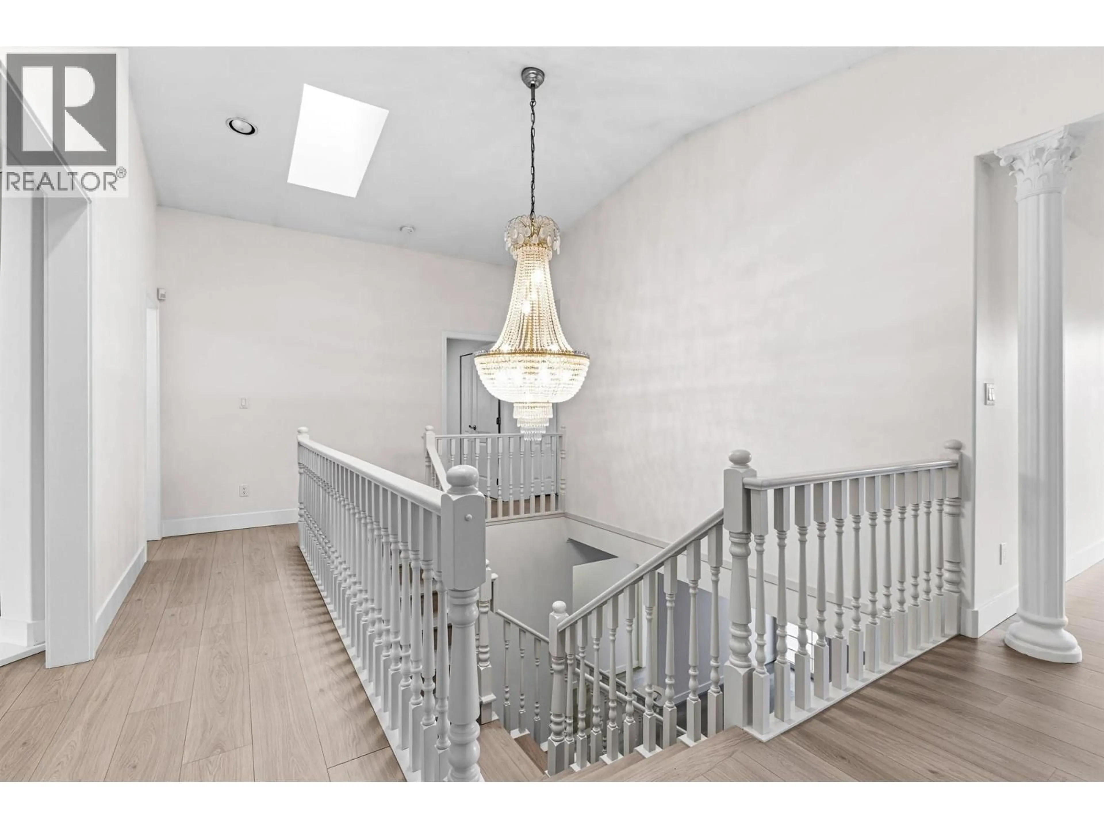 Indoor foyer for 7728 MARY AVENUE, Burnaby British Columbia V3N3G8