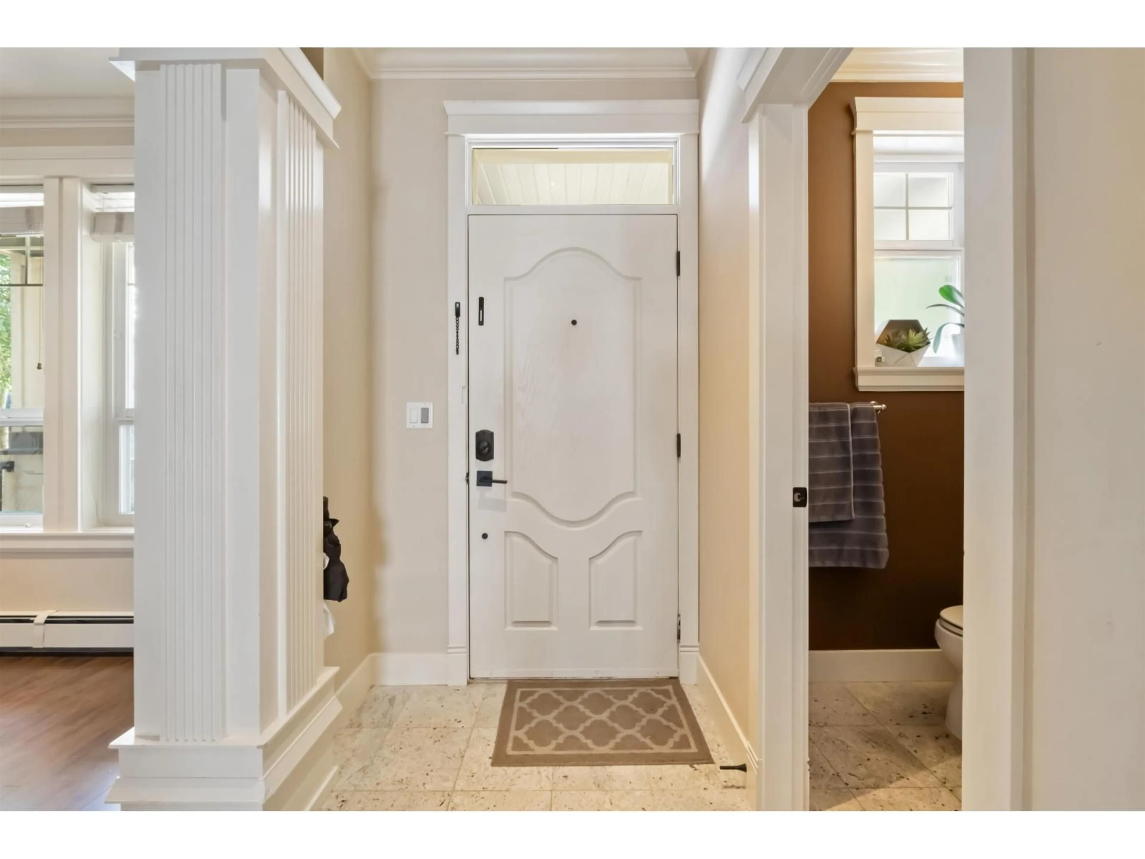 Indoor entryway for 19391 72 AVENUE, Surrey British Columbia V4N5X9