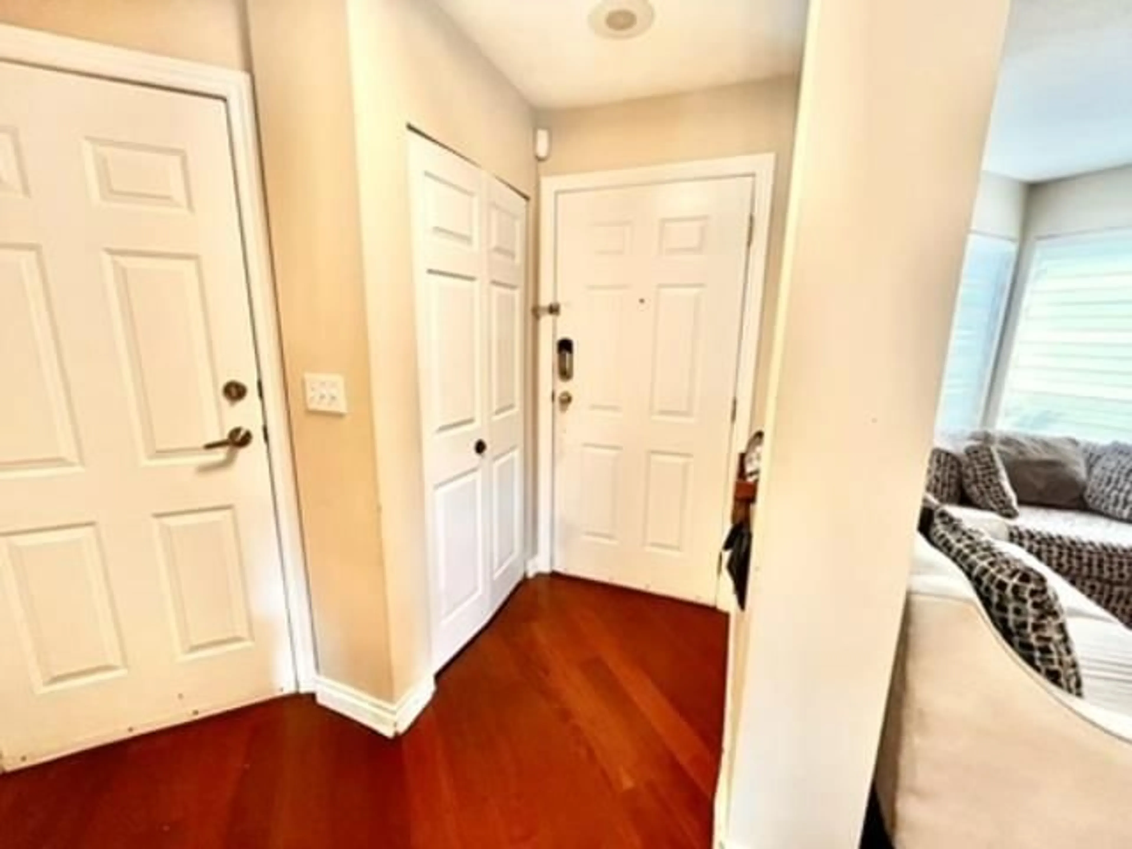 Indoor entryway for 208 - 13900 HYLAND ROAD, Surrey British Columbia V3W1K4
