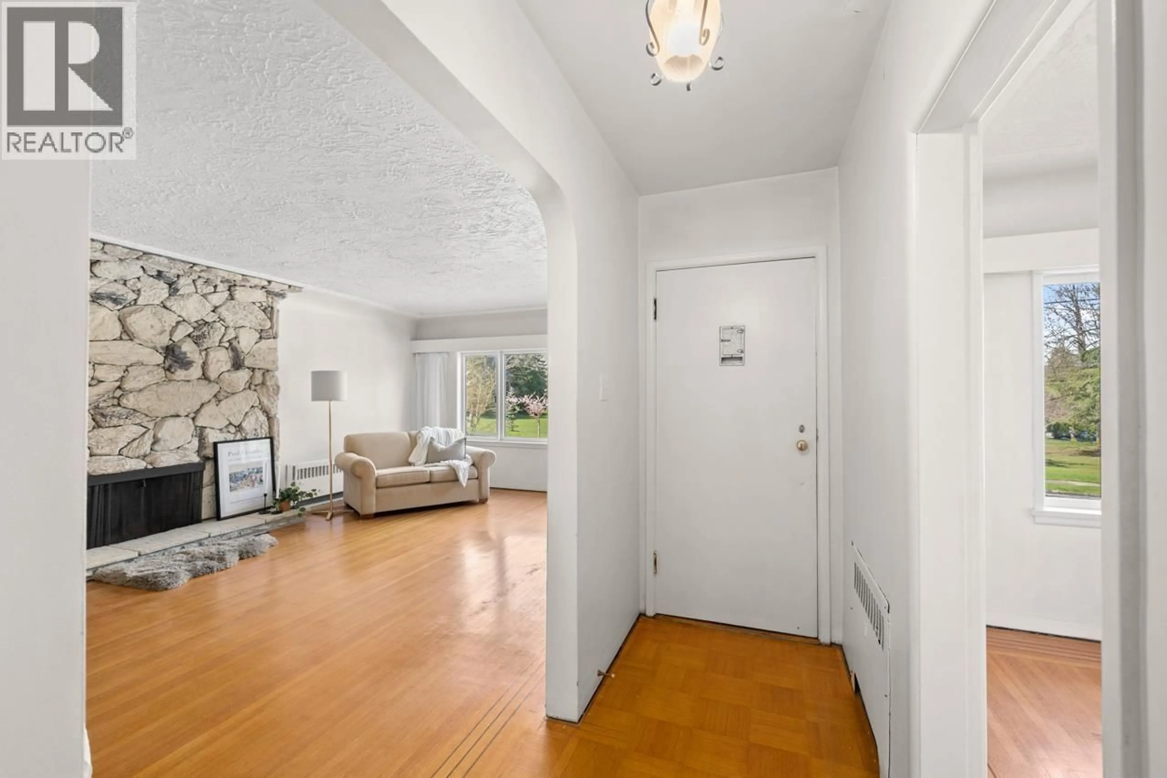 Indoor entryway for 2880 OXFORD STREET, Vancouver British Columbia V5K1N6