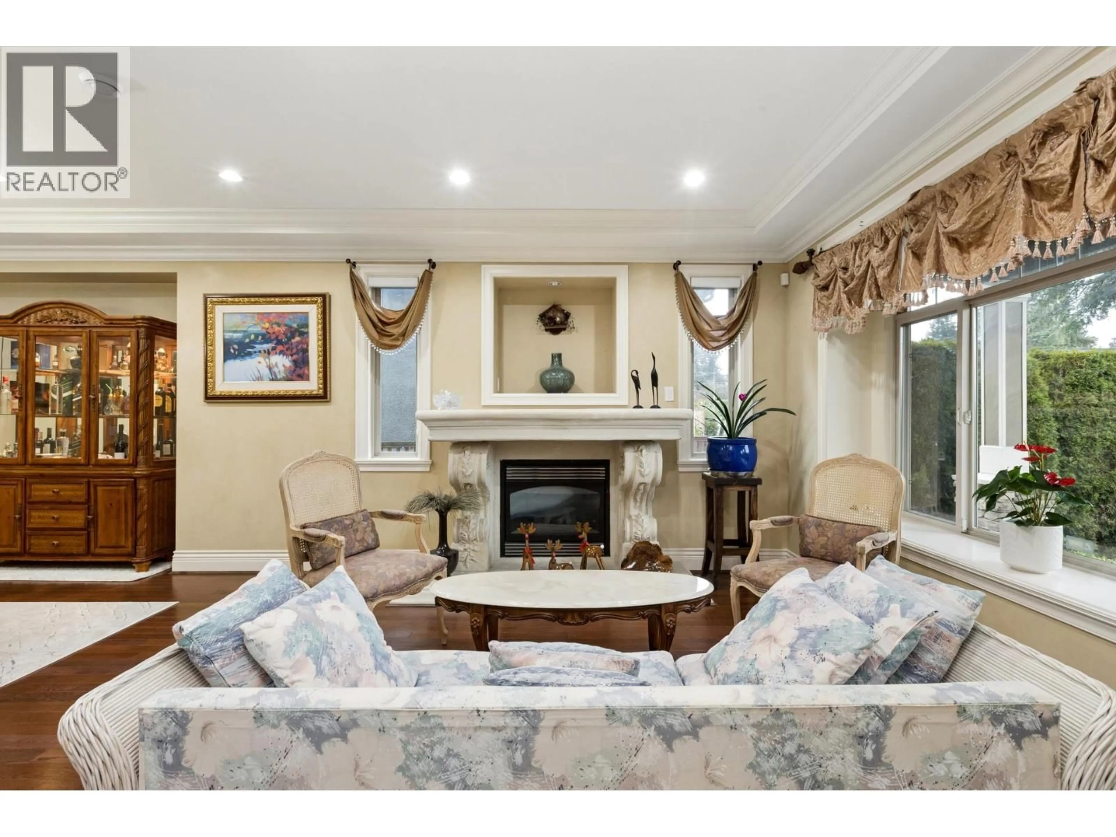 Living room with furniture, unknown for 418 13TH STREET, North Vancouver British Columbia V7L2M1