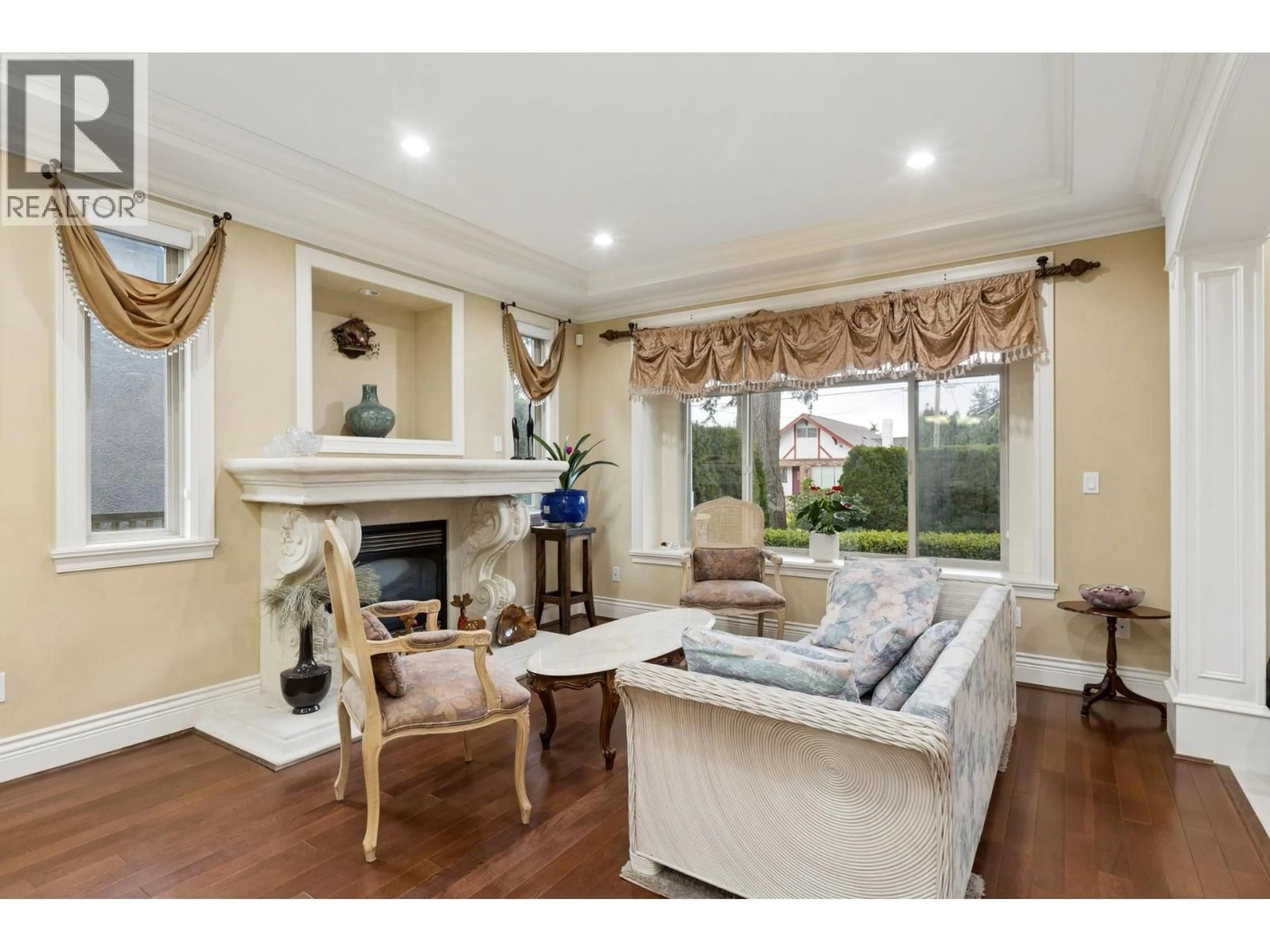 Living room with furniture, unknown for 418 13TH STREET, North Vancouver British Columbia V7L2M1