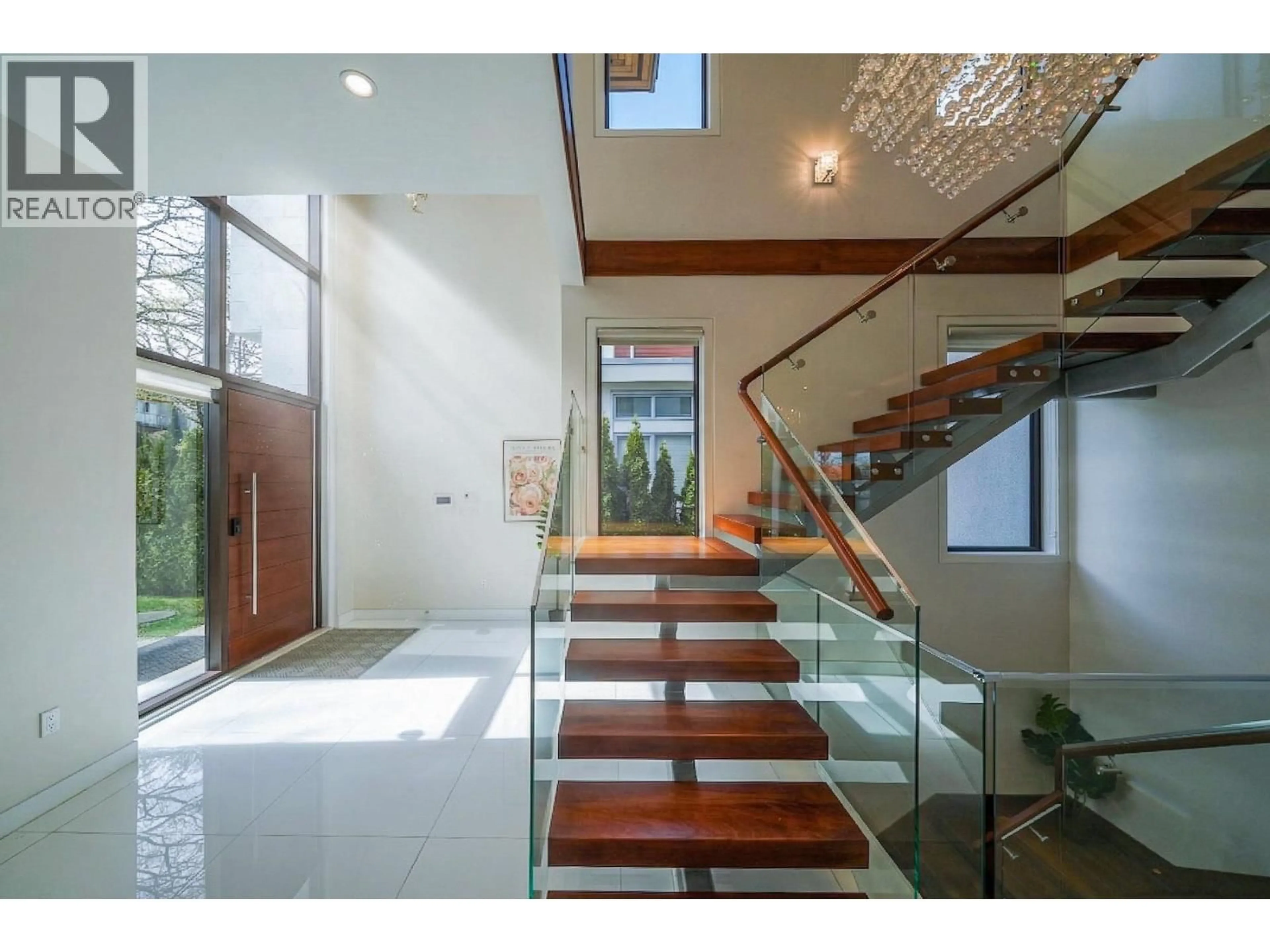 Indoor foyer for 3011 27TH AVENUE, Vancouver British Columbia V6L1W6