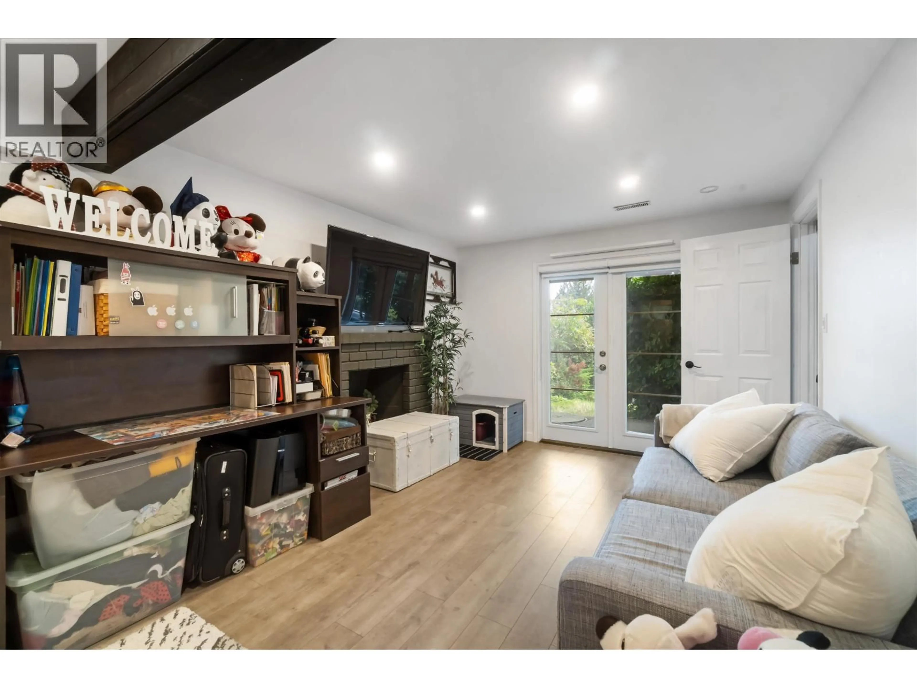 Living room with furniture, wood/laminate floor for 309 GLOUCESTER COURT, Coquitlam British Columbia V3K5S6