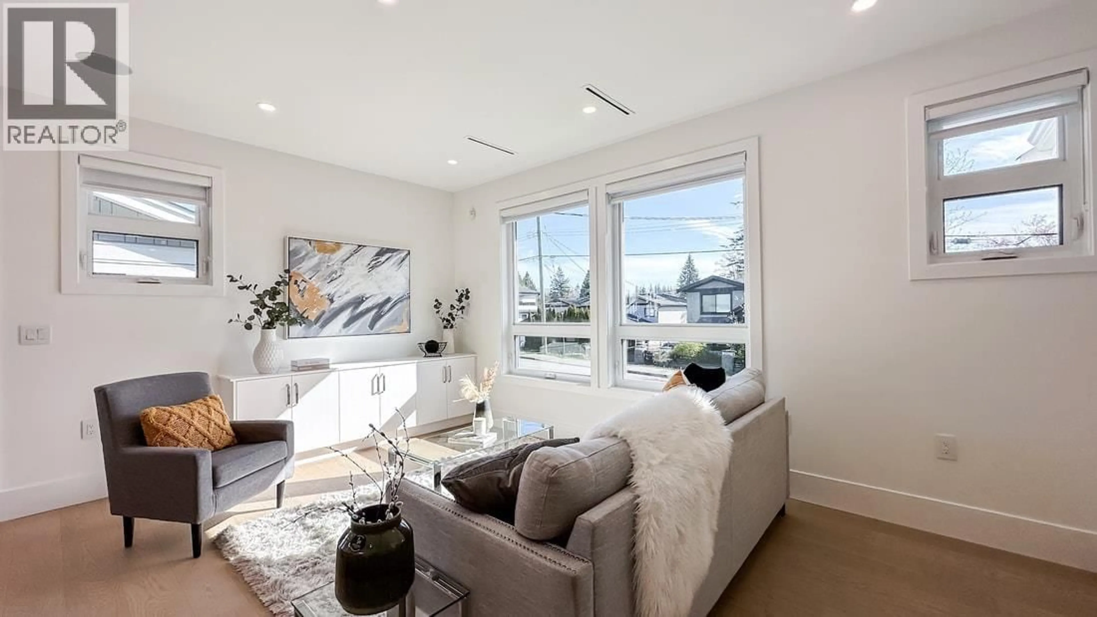 Living room with furniture, unknown for 4265 MACDONALD AVENUE, Burnaby British Columbia V5G4V9