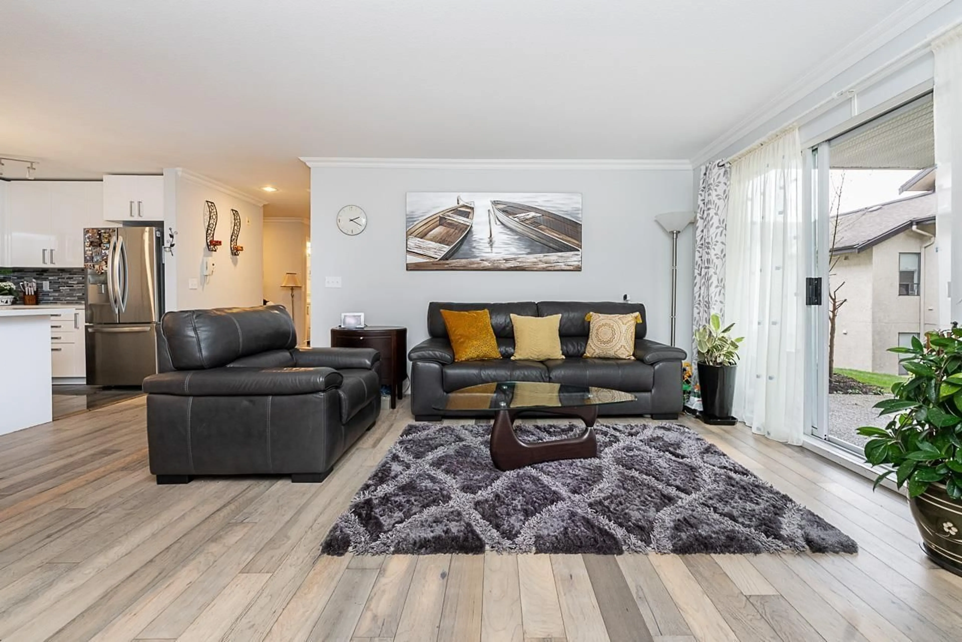 Living room with furniture, wood/laminate floor for 104 - 1441 BLACKWOOD STREET, White Rock British Columbia V4B3V6
