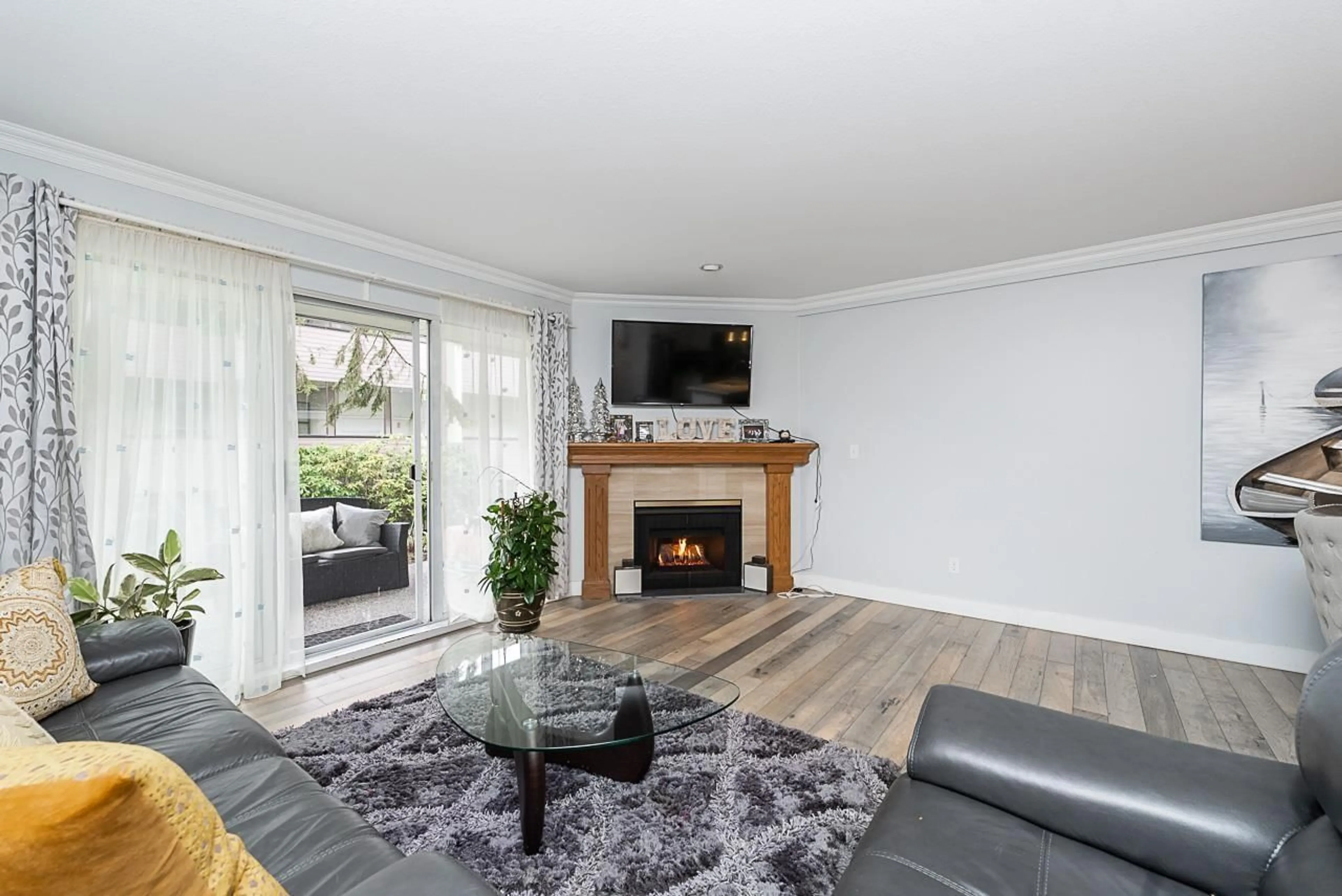 Living room with furniture, wood/laminate floor for 104 - 1441 BLACKWOOD STREET, White Rock British Columbia V4B3V6