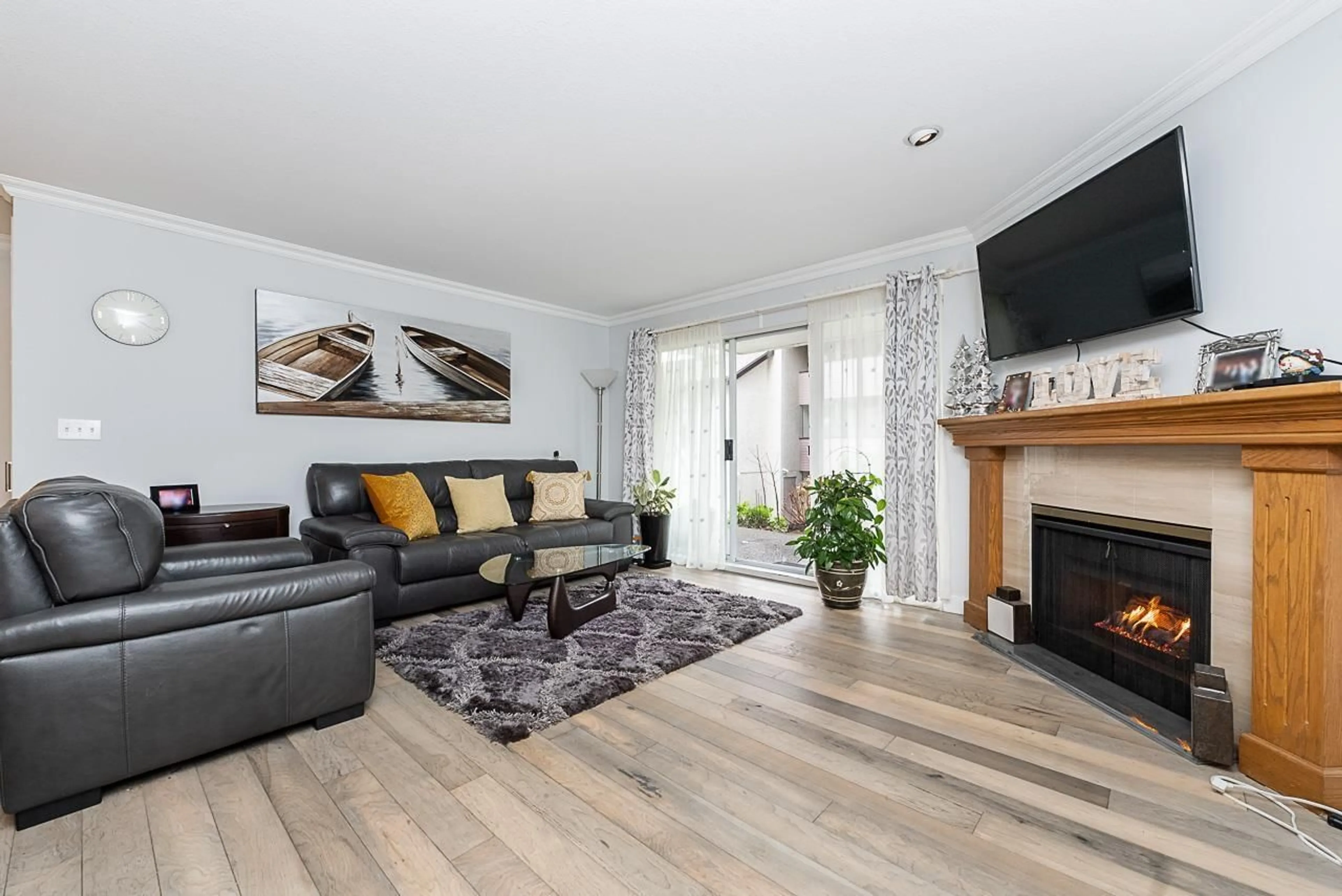 Living room with furniture, wood/laminate floor for 104 - 1441 BLACKWOOD STREET, White Rock British Columbia V4B3V6