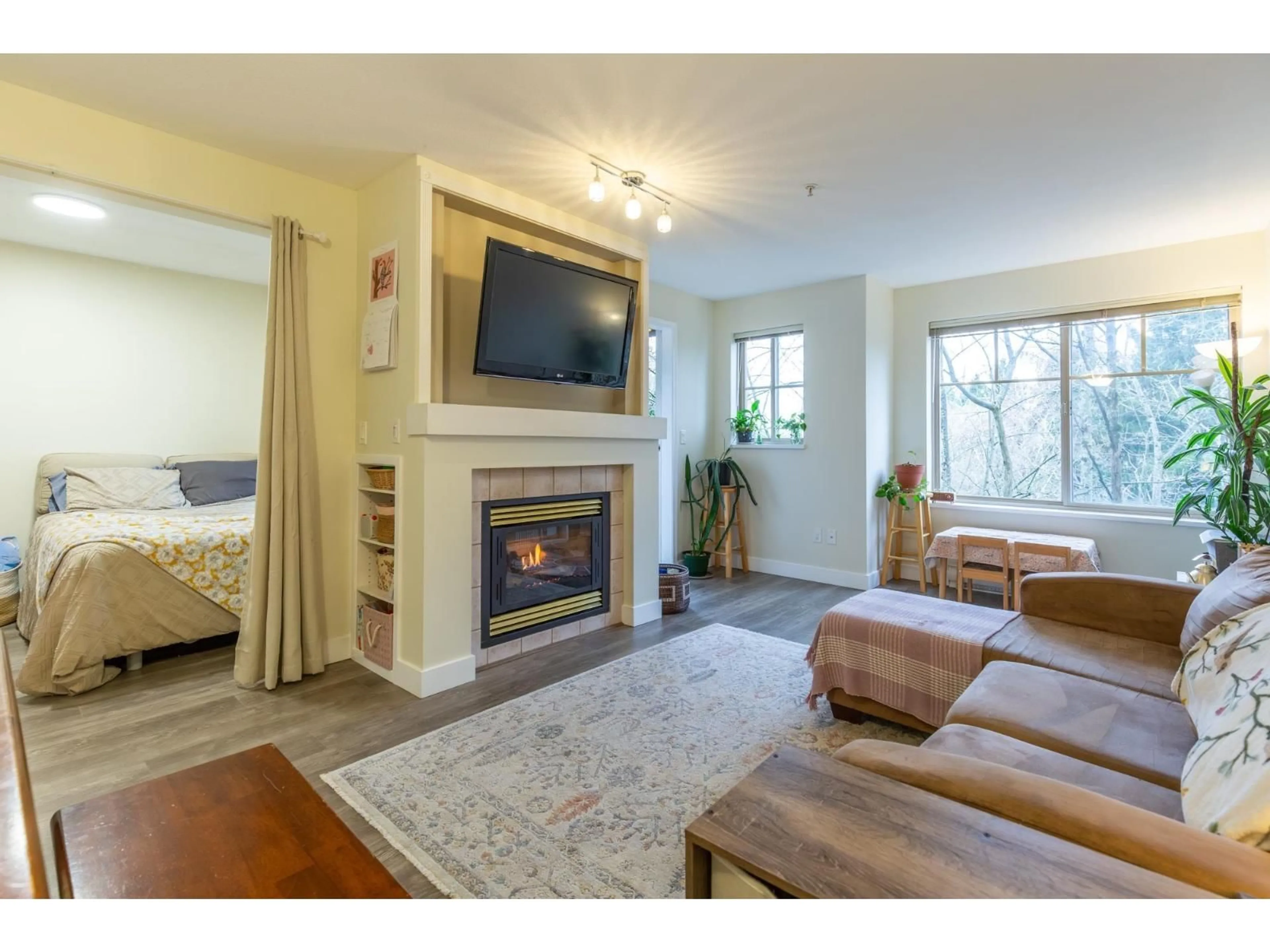 Living room with furniture, unknown for 230 - 27358 32 AVENUE, Langley British Columbia V4W3M5