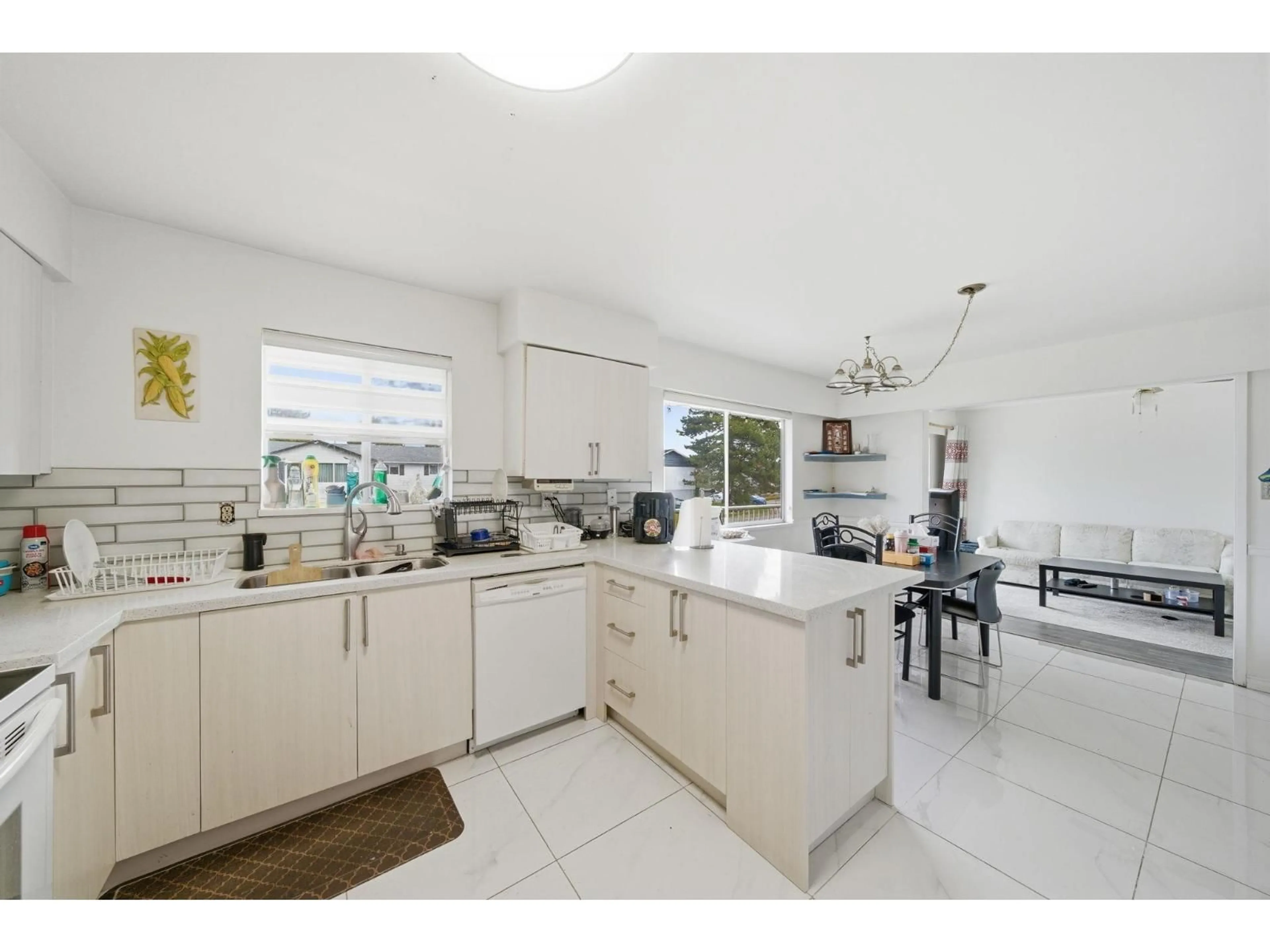 Open concept kitchen, ceramic/tile floor for 11926 82A AVENUE, Delta British Columbia V4C2E6