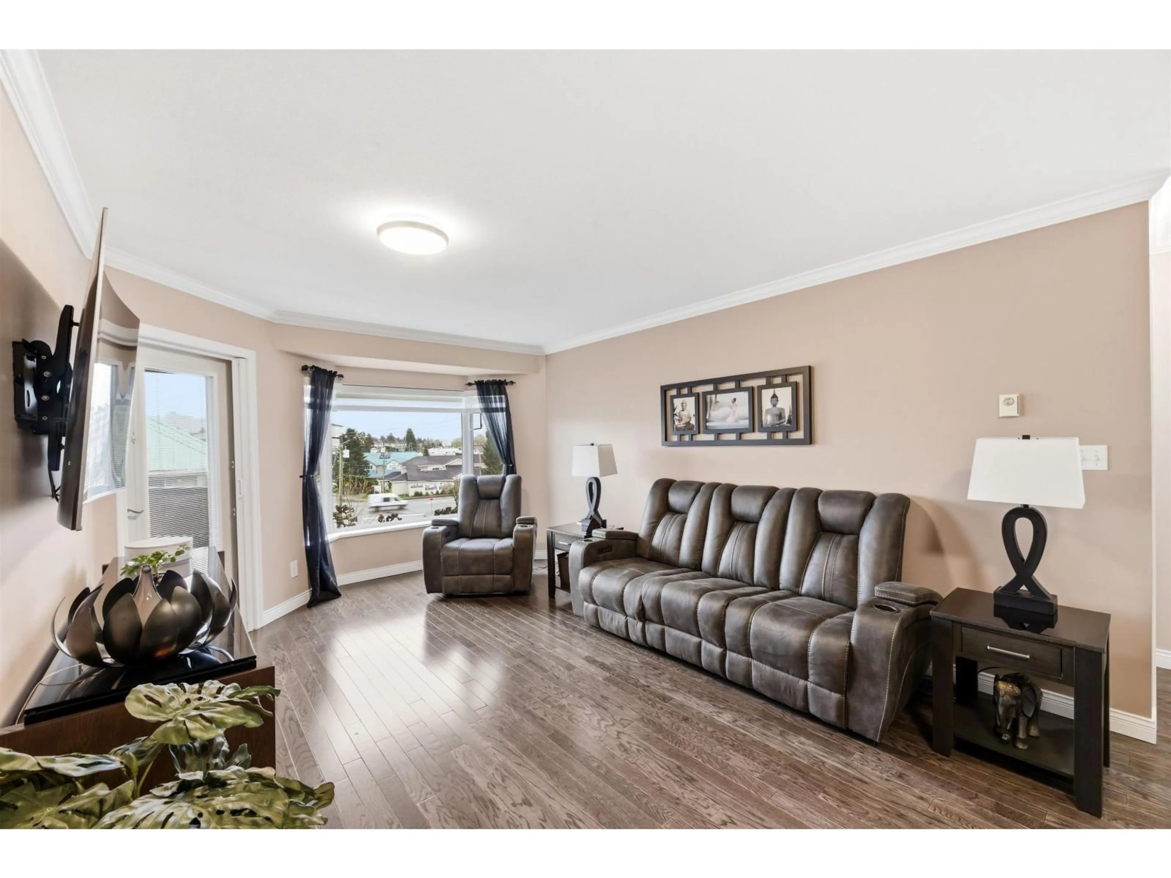 Living room with furniture, wood/laminate floor for 302 - 33165 OLD YALE ROAD, Abbotsford British Columbia V2S2J4
