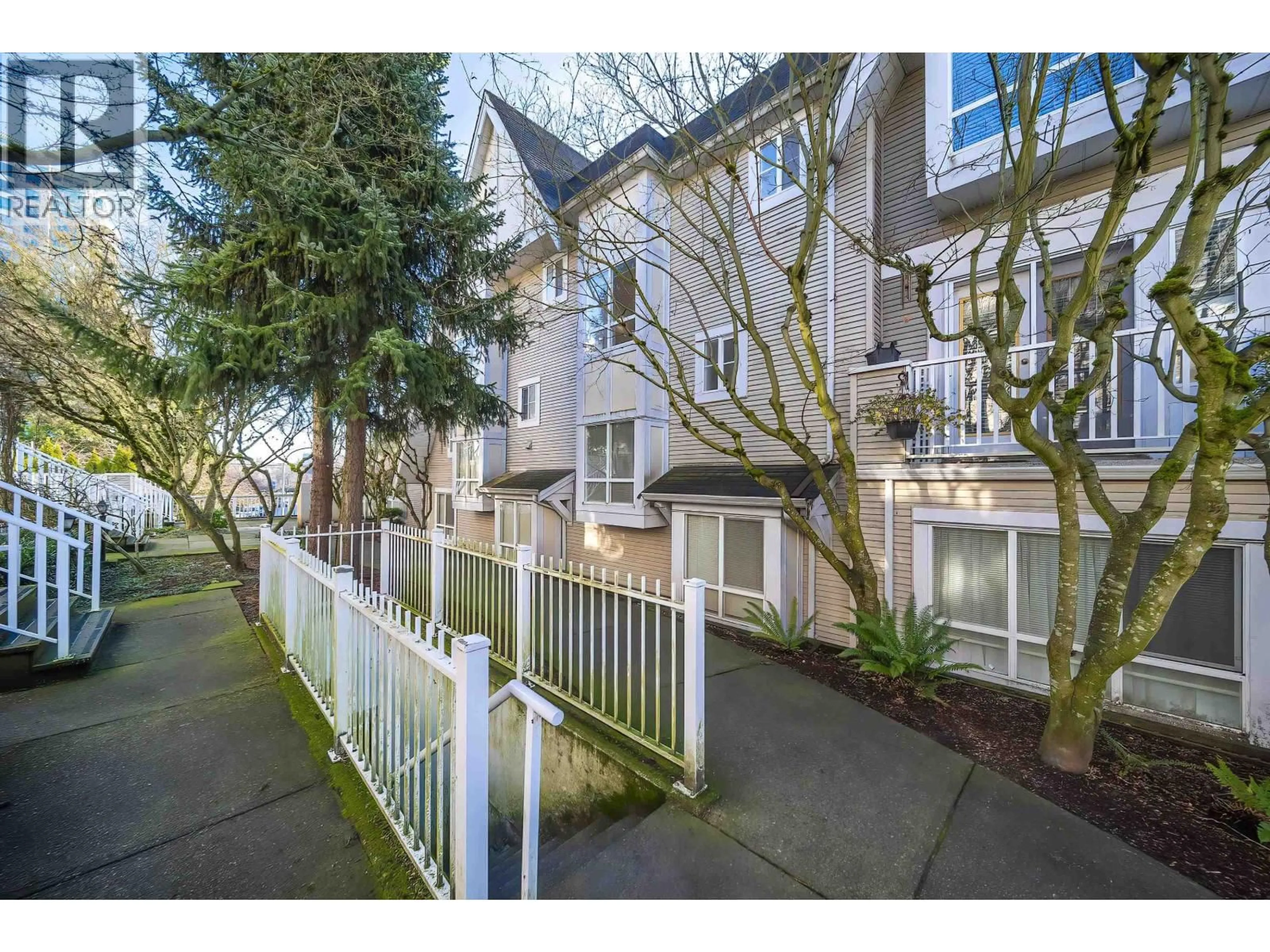 A pic from outside/outdoor area/front of a property/back of a property/a pic from drone, street for 54 - 6577 SOUTHOAKS CRESCENT, Burnaby British Columbia V5E4J9