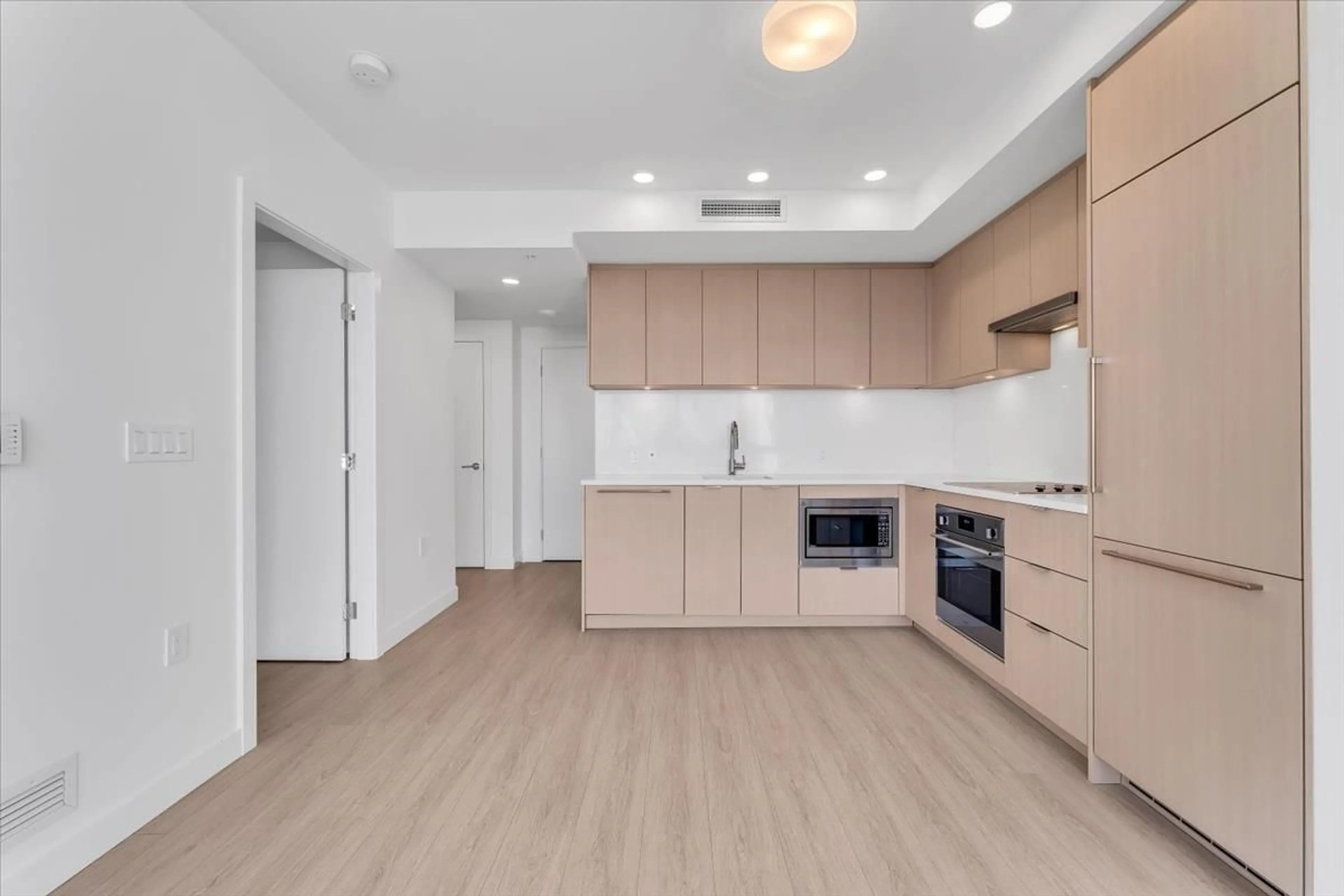 Standard kitchen, wood/laminate floor for 1212 - 13675 107A AVENUE, Surrey British Columbia V3T0X3