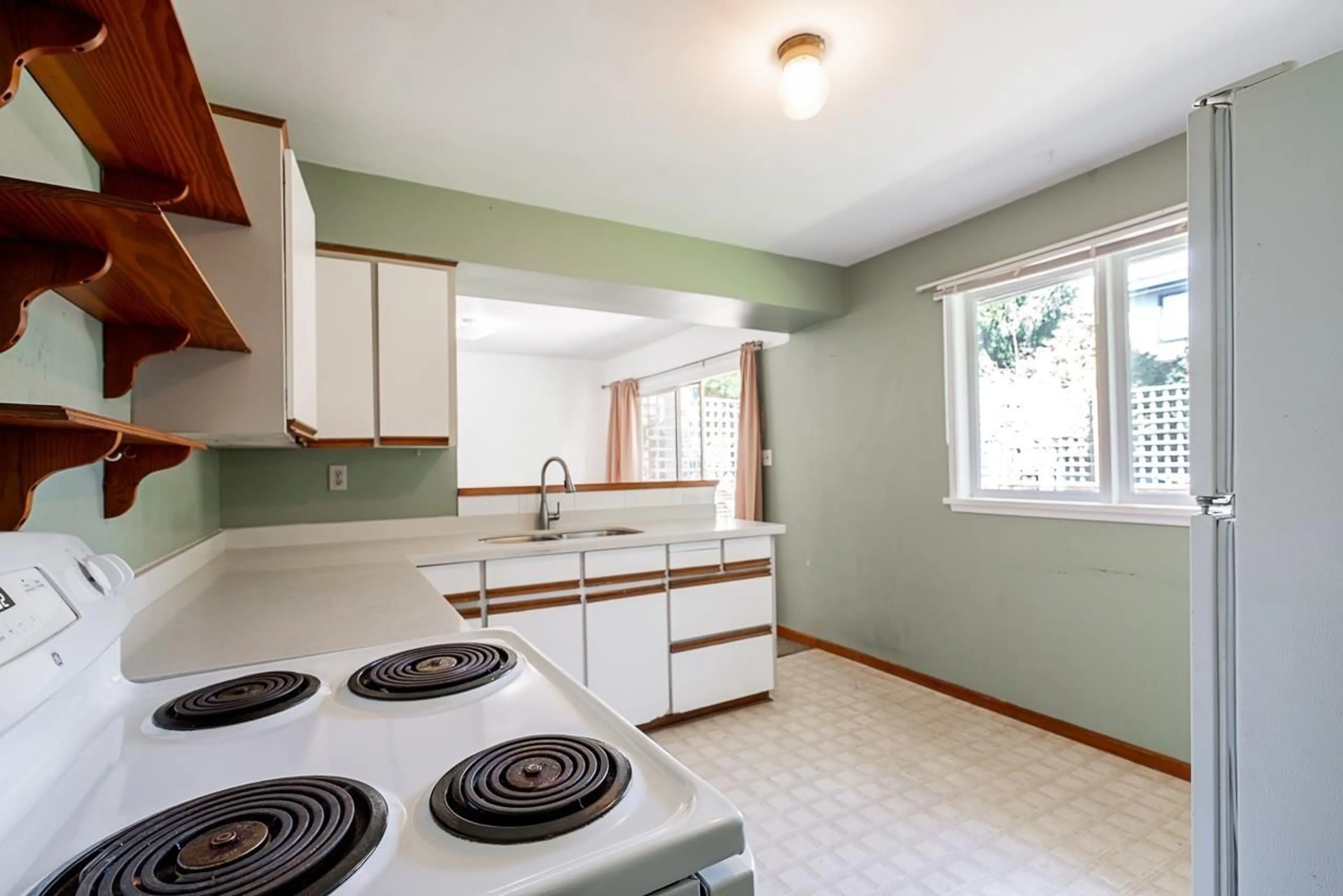 Standard kitchen, ceramic/tile floor for 15405 SEMIAHMOO AVENUE, White Rock British Columbia V4B1T6