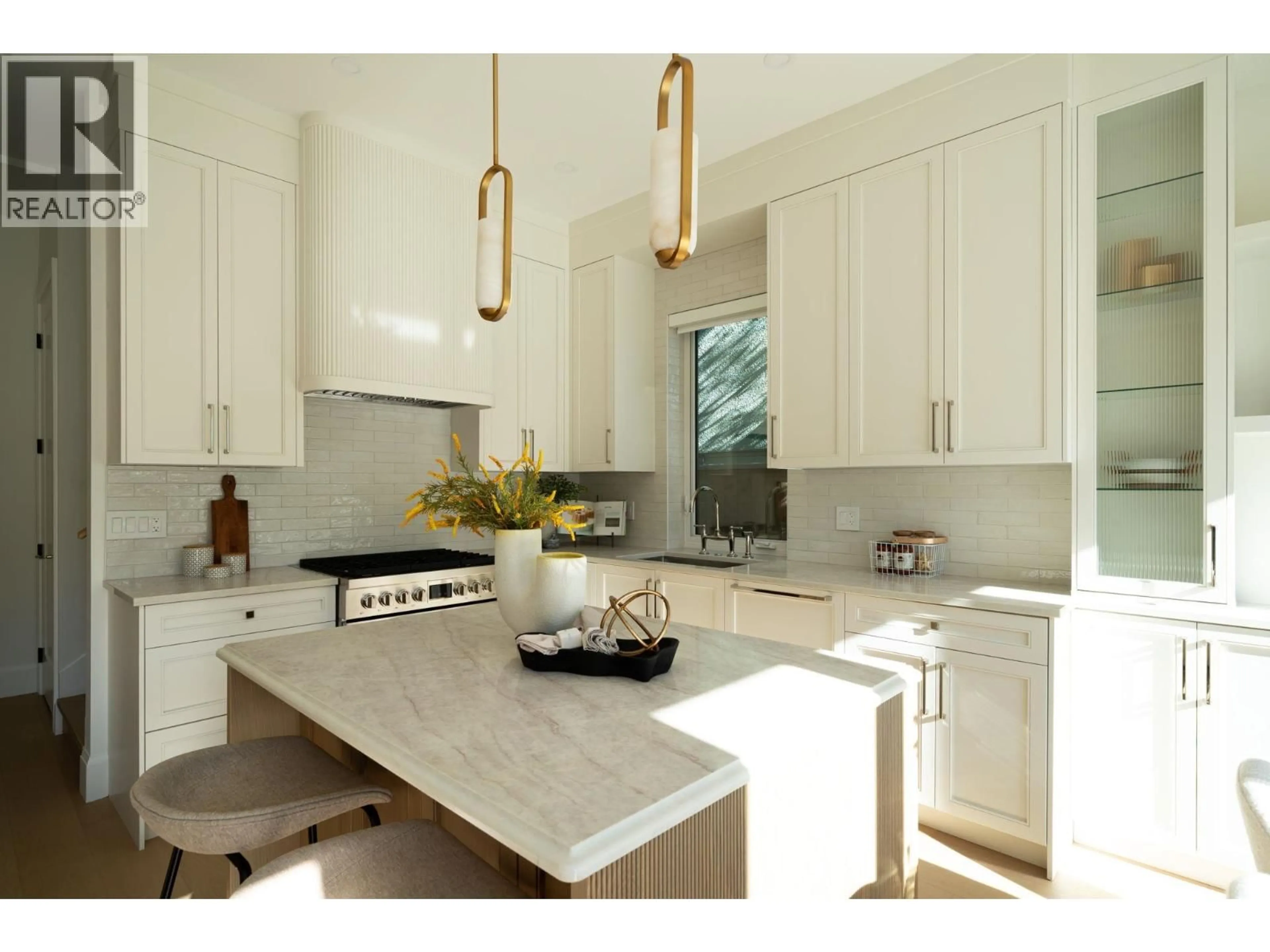 Contemporary kitchen, unknown for 2 - 864 16TH AVENUE, Vancouver British Columbia V5T2V6