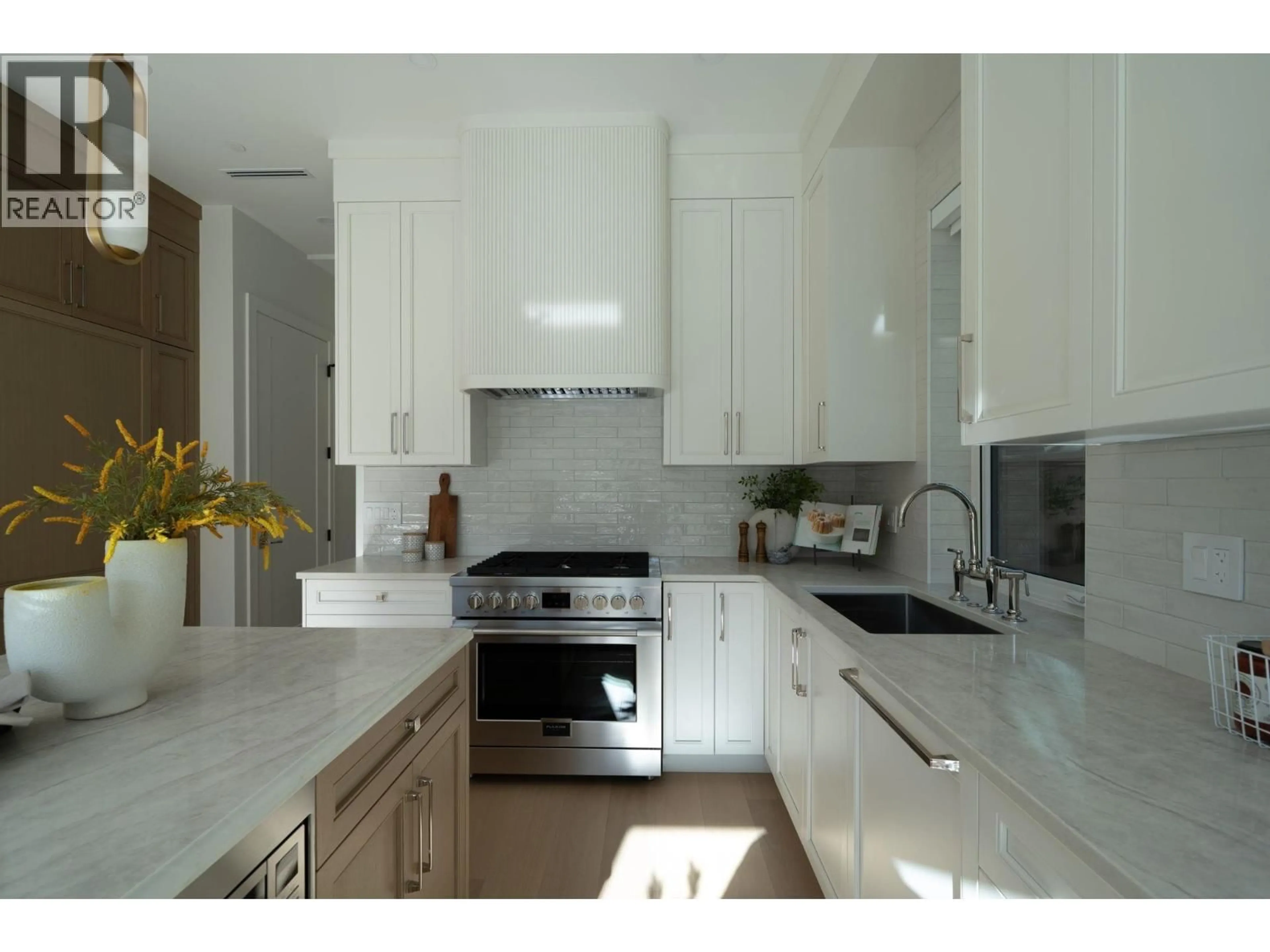 Contemporary kitchen, ceramic/tile floor for 2 - 864 16TH AVENUE, Vancouver British Columbia V5T2V6