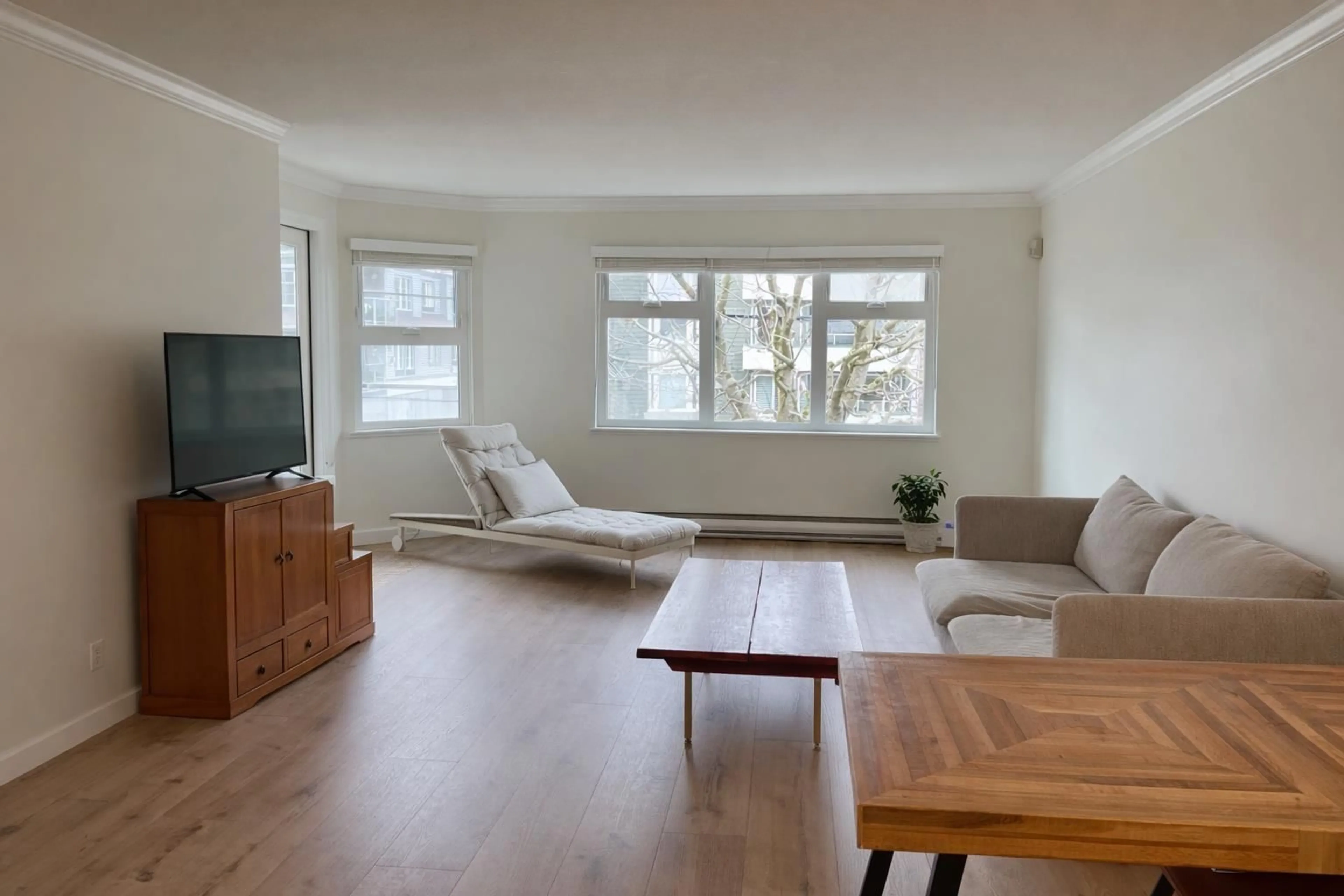 Living room with furniture, wood/laminate floor for 203 - 1273 MERKLIN STREET, White Rock British Columbia V4B4B8