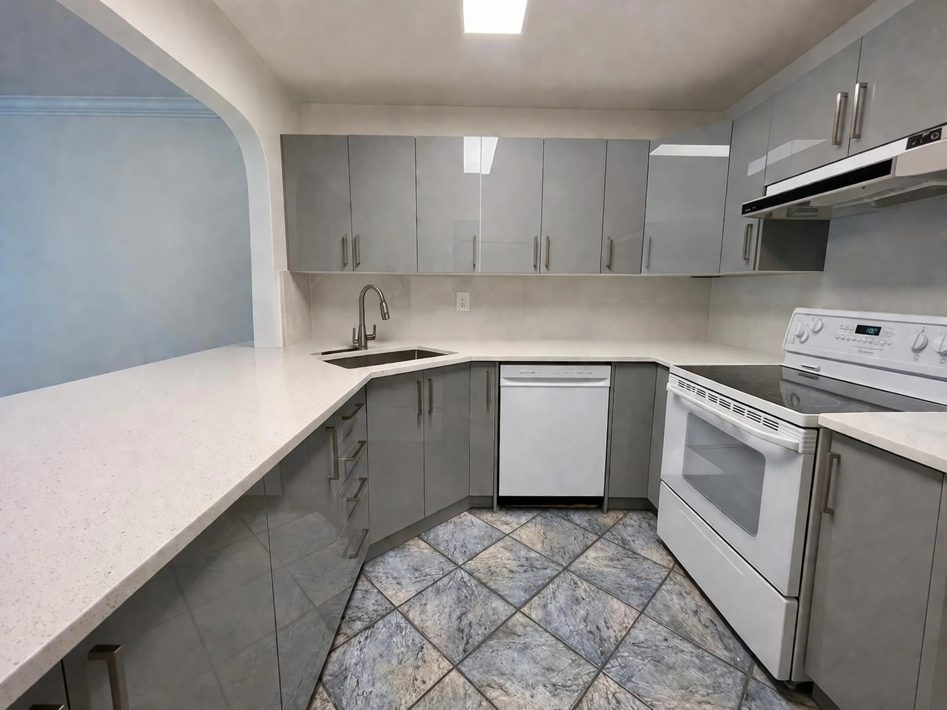 Standard kitchen, ceramic/tile floor for 203 - 1273 MERKLIN STREET, White Rock British Columbia V4B4B8
