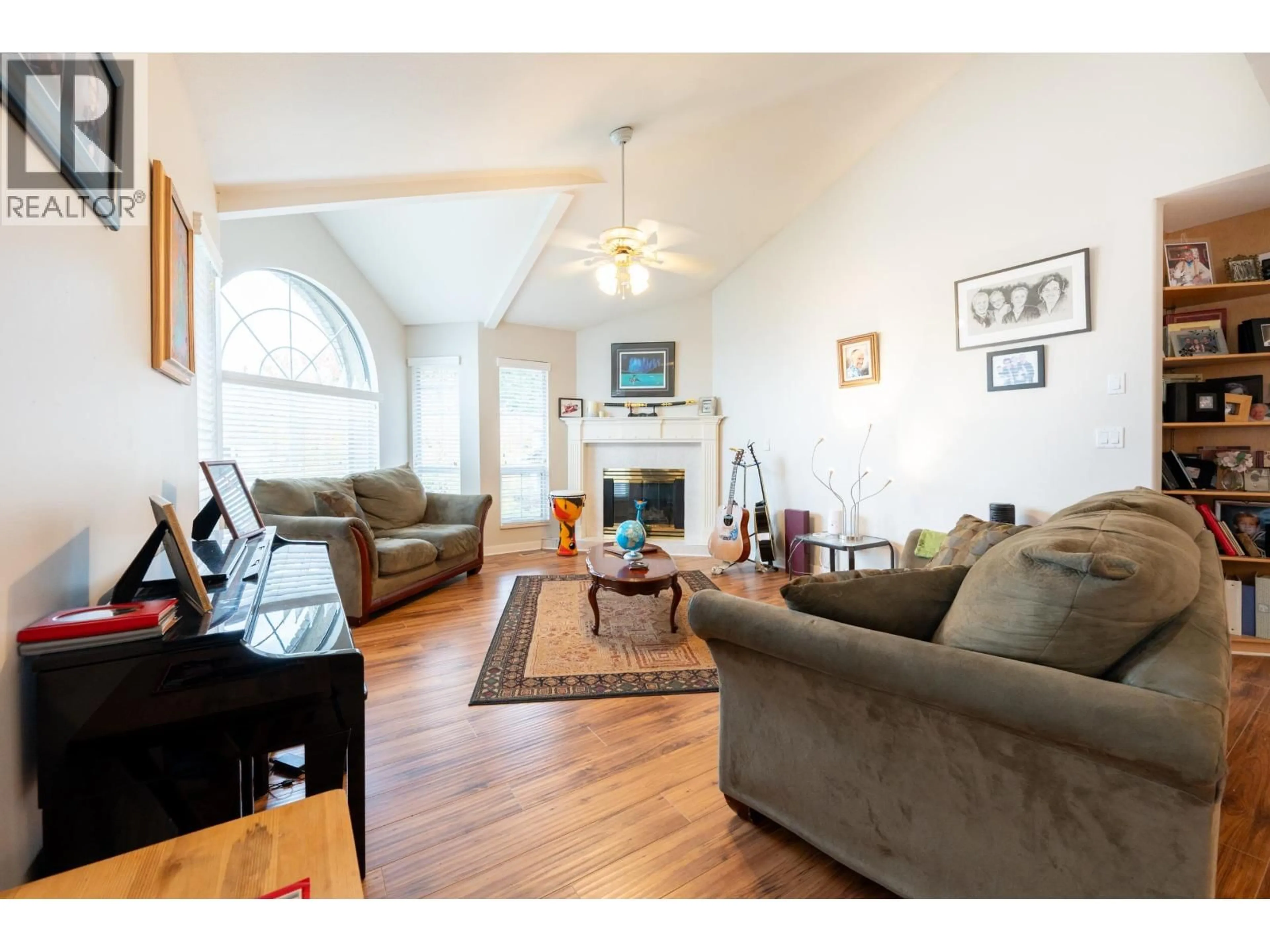 Living room with furniture, wood/laminate floor for 102 VISCOUNT PLACE, New Westminster British Columbia V3M6L4