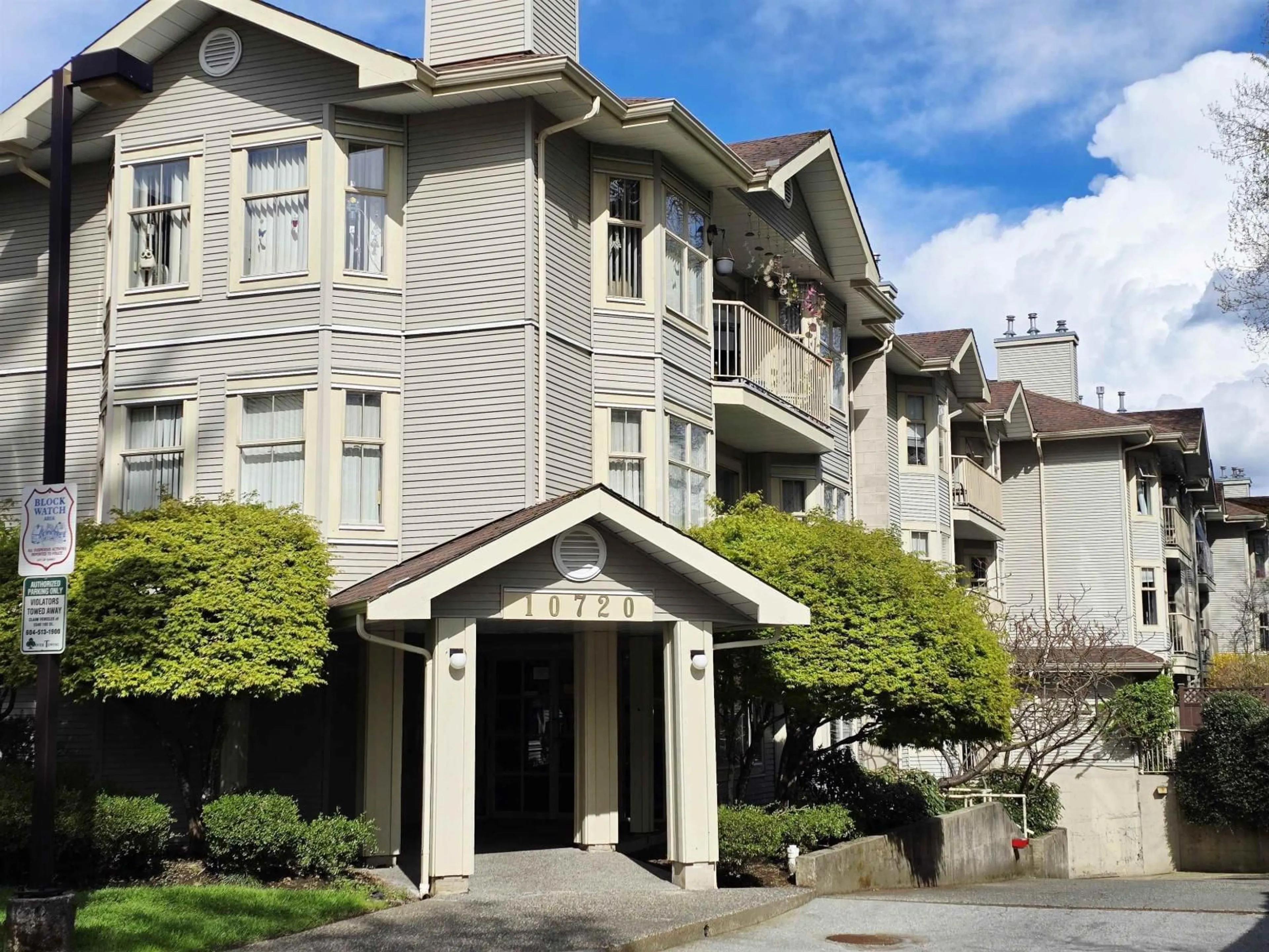 Indoor foyer for 106 - 10720 138 STREET, Surrey British Columbia V3T4K5