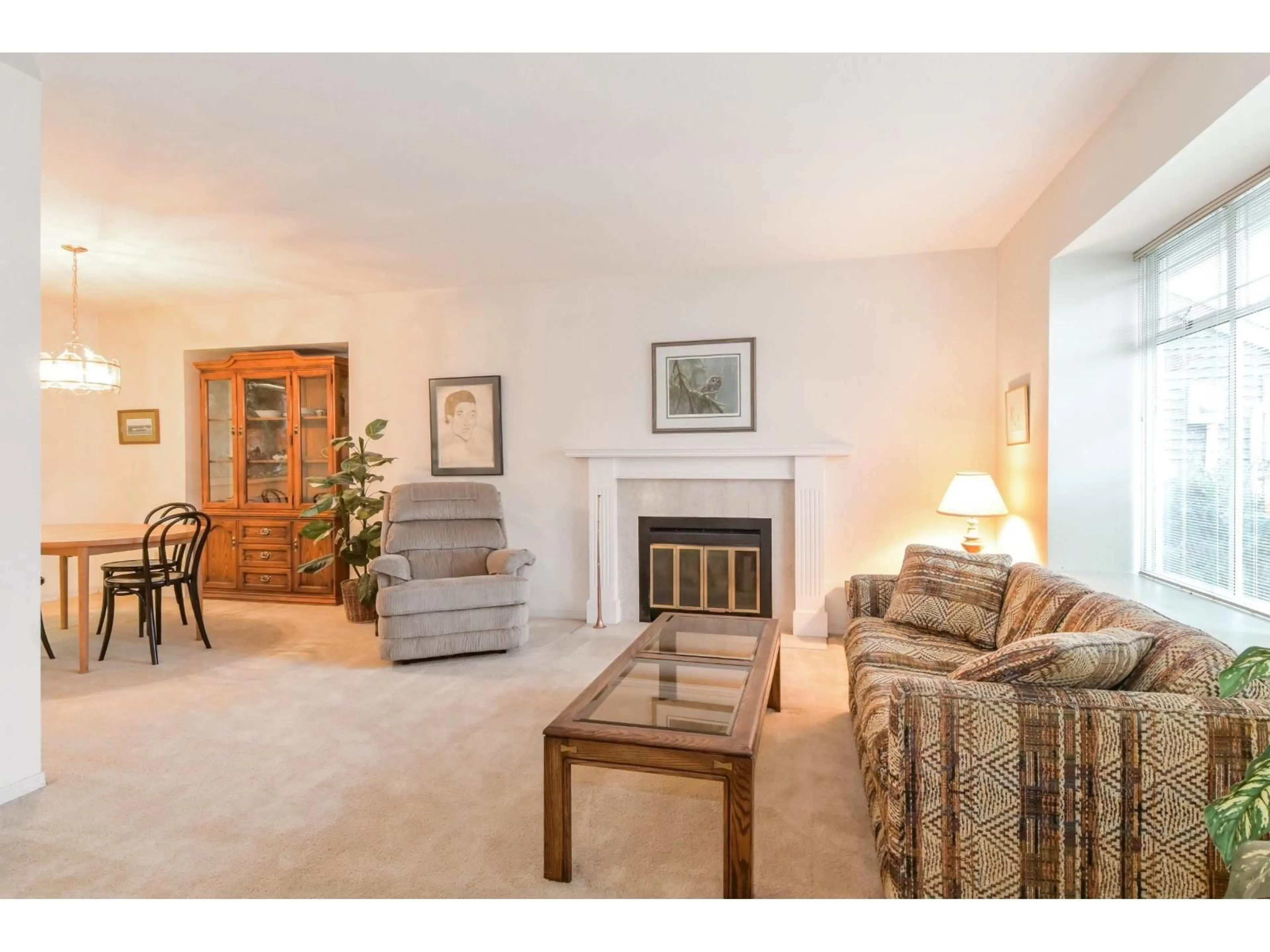 Living room with furniture, unknown for 21491 90 AVENUE, Langley British Columbia V1M1Z2