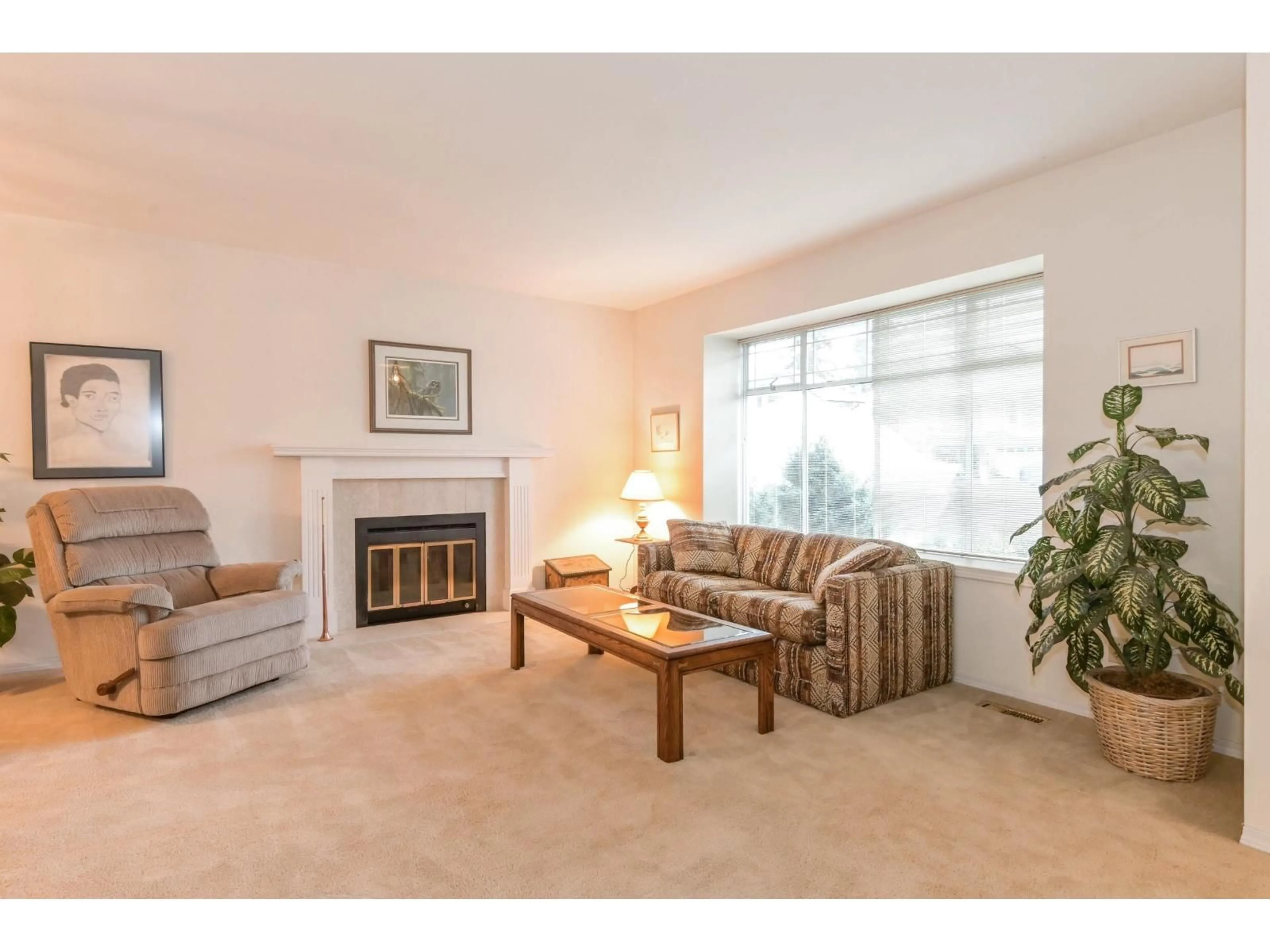 Living room with furniture, unknown for 21491 90 AVENUE, Langley British Columbia V1M1Z2