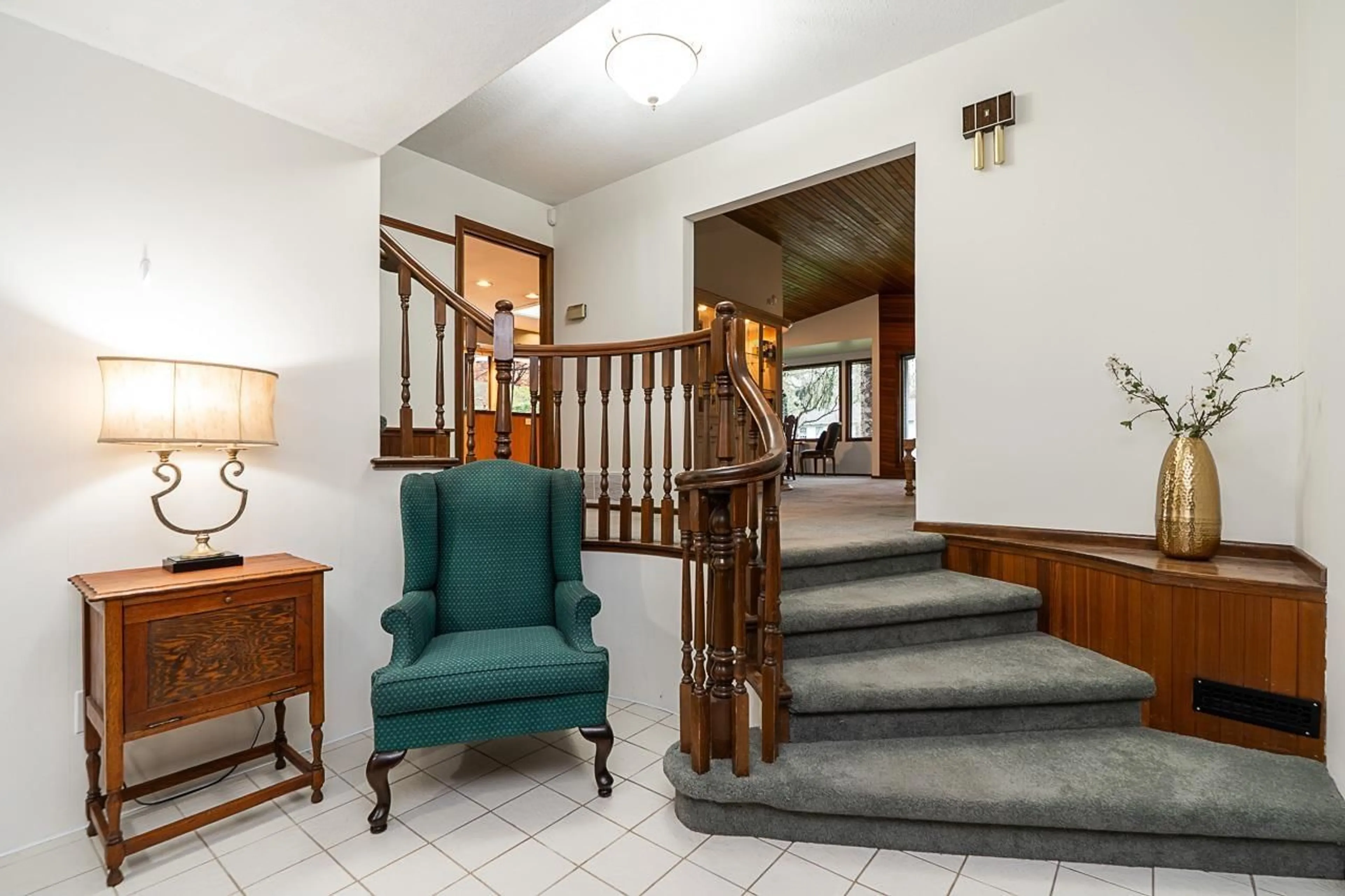 Indoor foyer for 17379 21A AVENUE, Surrey British Columbia V3Z0A1