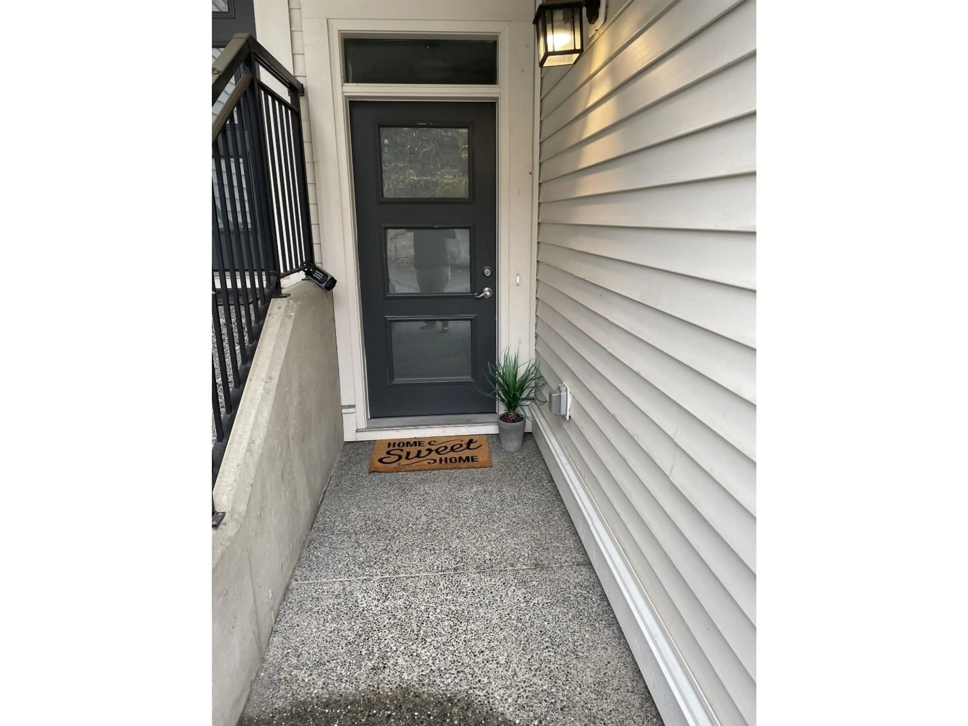 Indoor entryway for 2 - 5797 PROMONTORY ROAD, Chilliwack British Columbia V2R0Z2