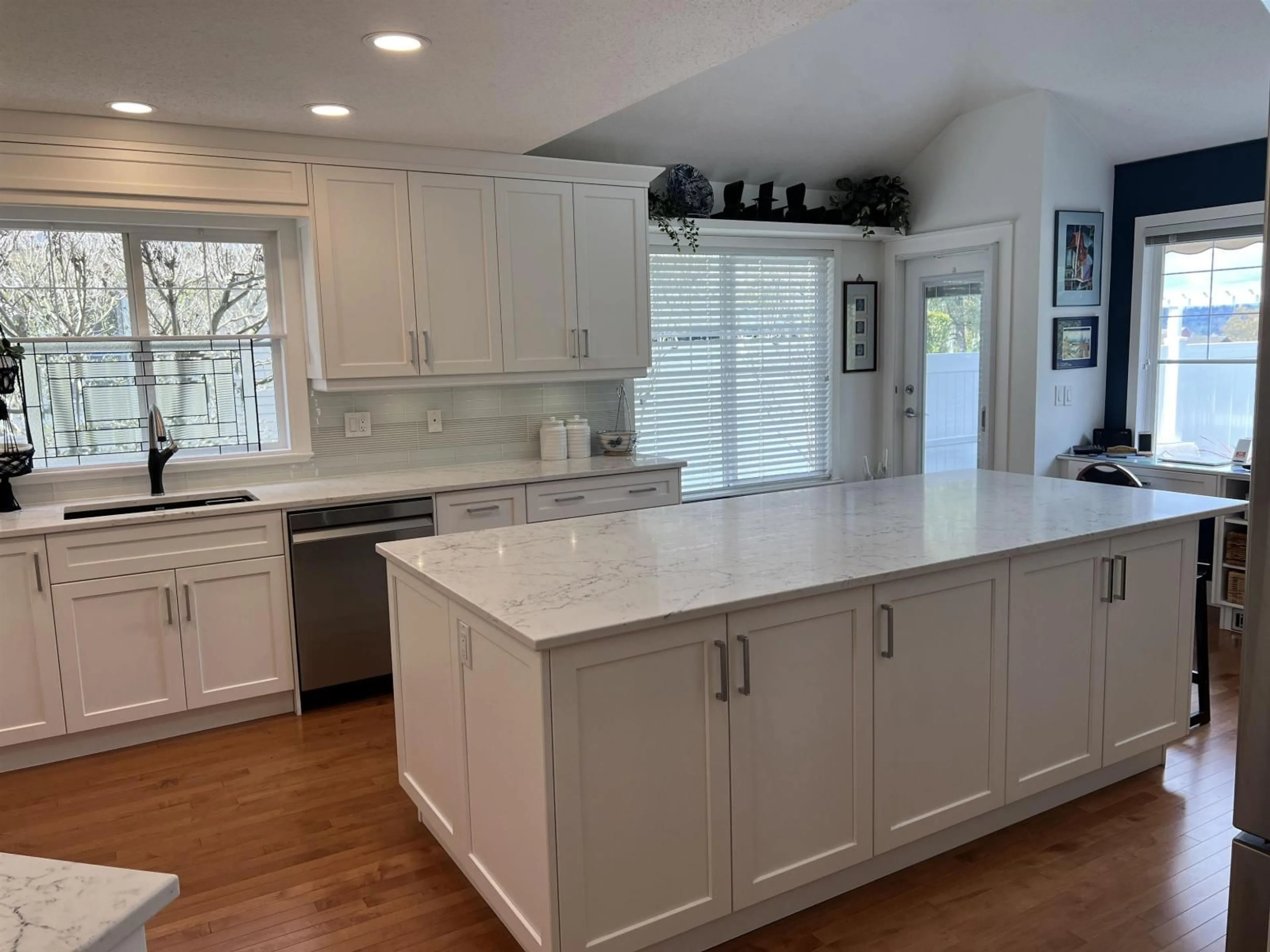 Open concept kitchen, ceramic/tile floor for 102 - 16995 64TH AVENUE, Surrey British Columbia V3S0V9