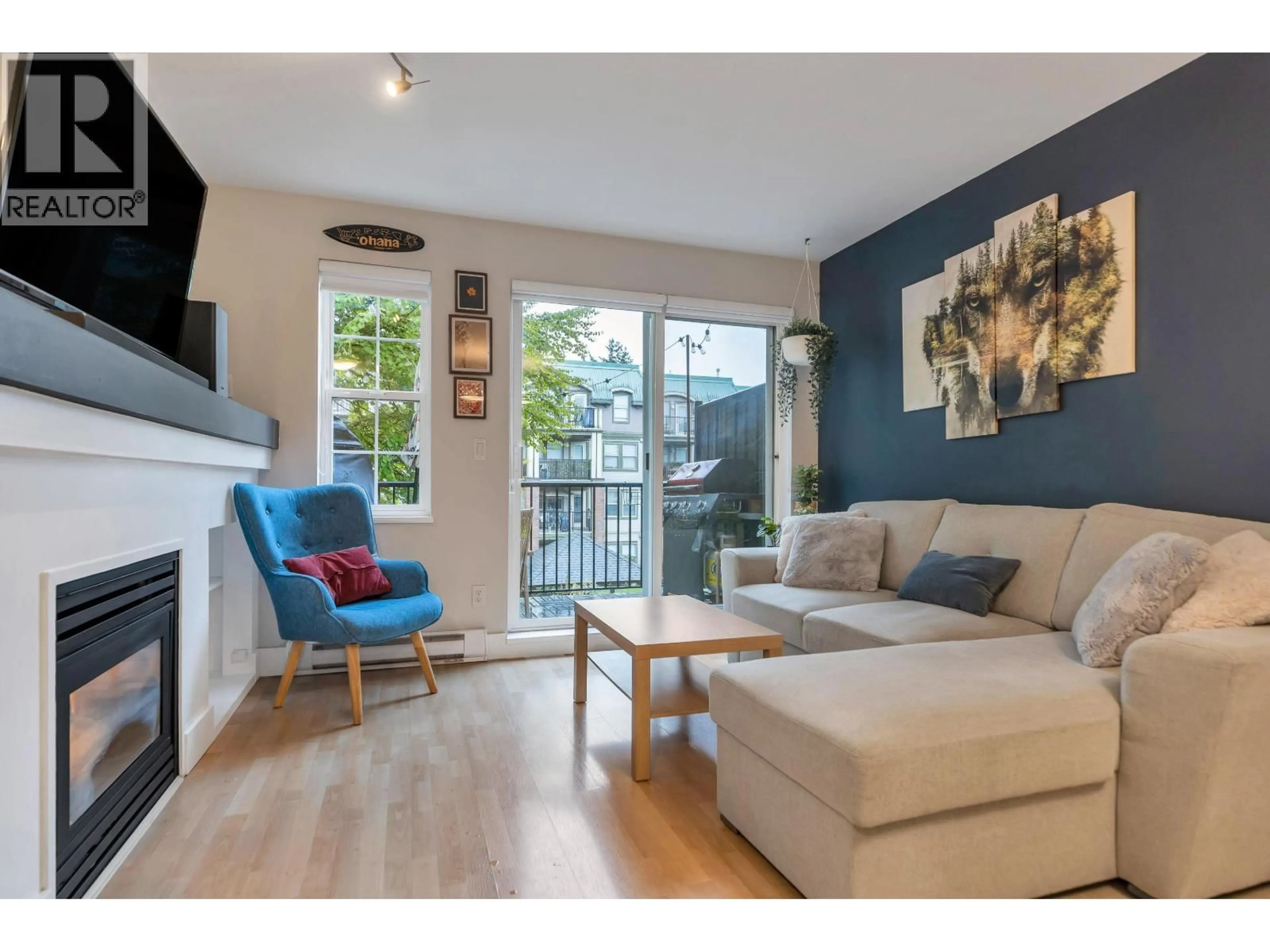 Living room with furniture, wood/laminate floor for 74 - 1561 BOOTH AVENUE, Coquitlam British Columbia V3K6Z9