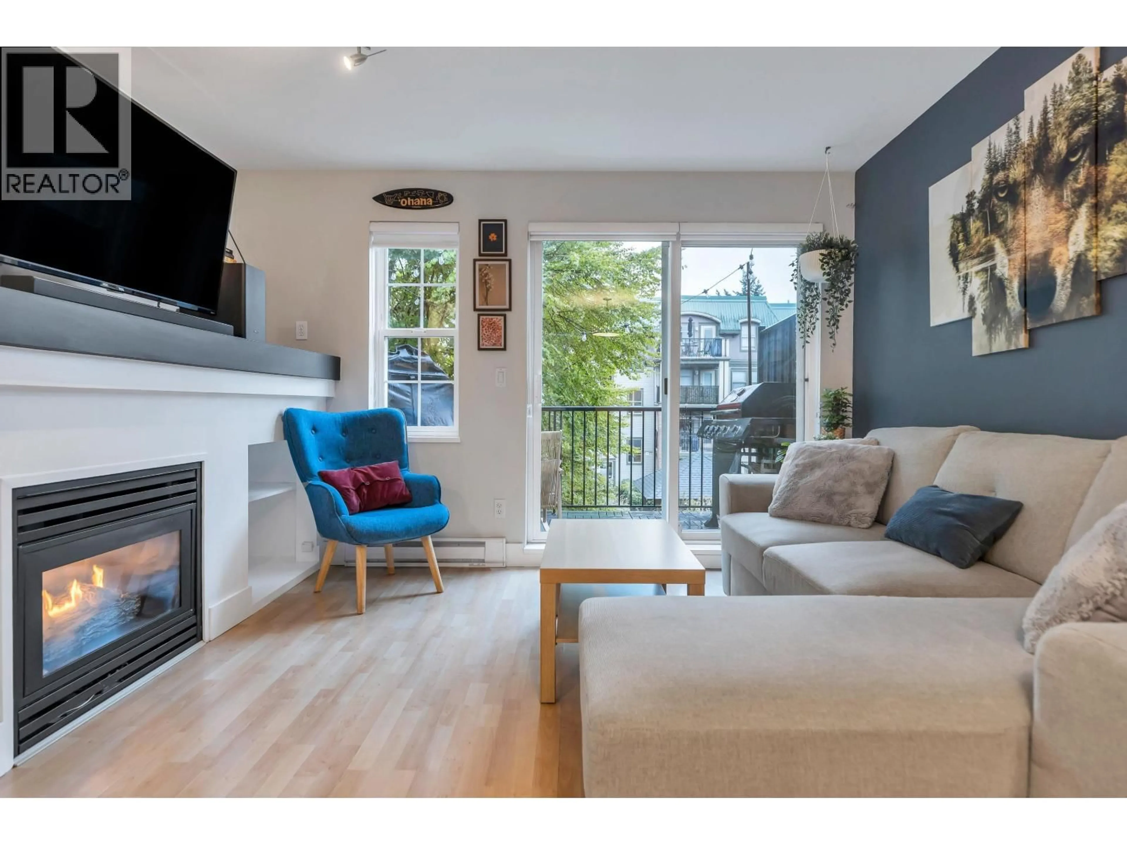 Living room with furniture, wood/laminate floor for 74 - 1561 BOOTH AVENUE, Coquitlam British Columbia V3K6Z9