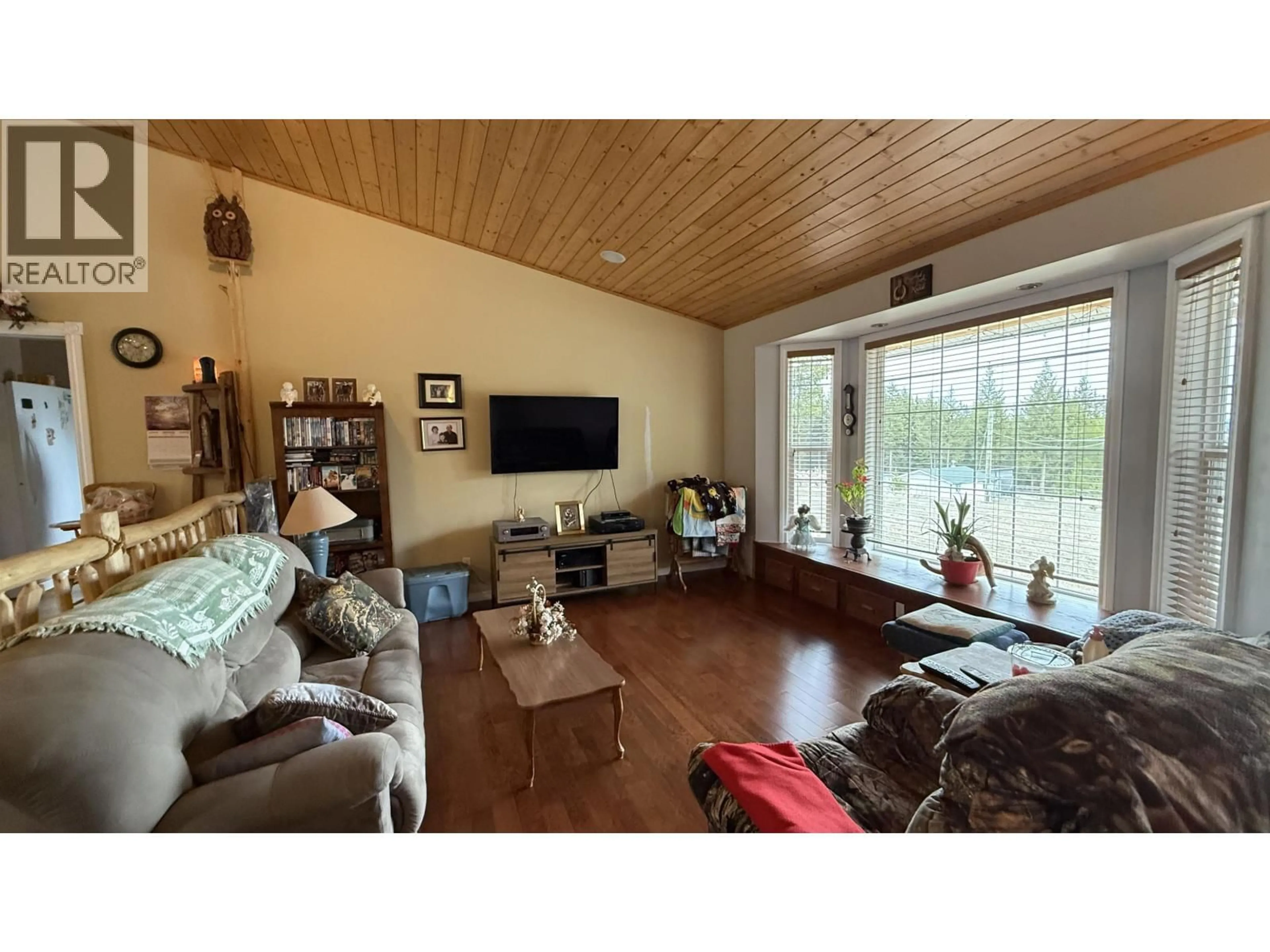Living room with furniture, wood/laminate floor for 6940 INMAN ROAD, Lone Butte British Columbia V0K1X0