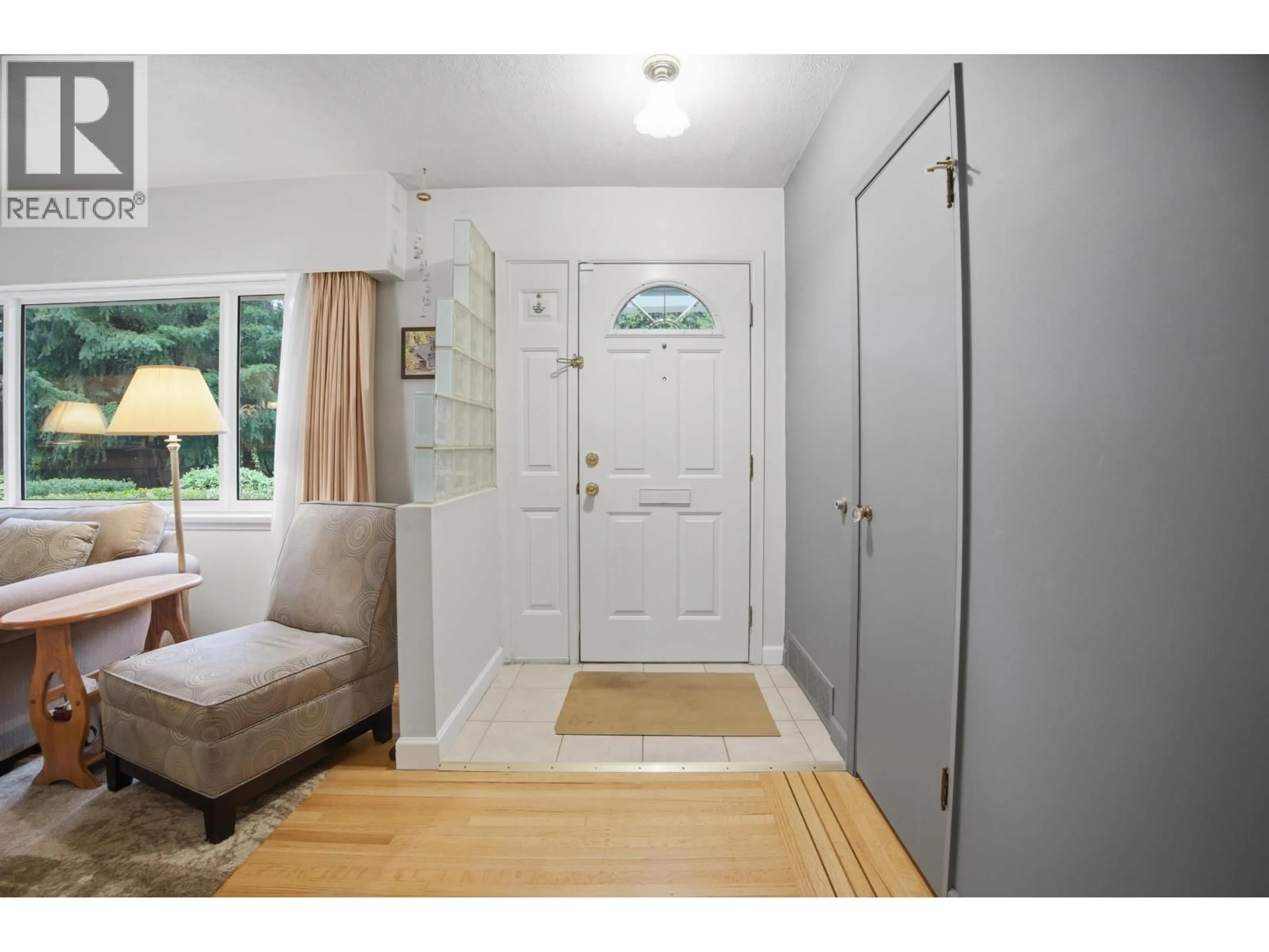 Indoor entryway for 1852 LARSON ROAD, North Vancouver British Columbia V7M2Z6