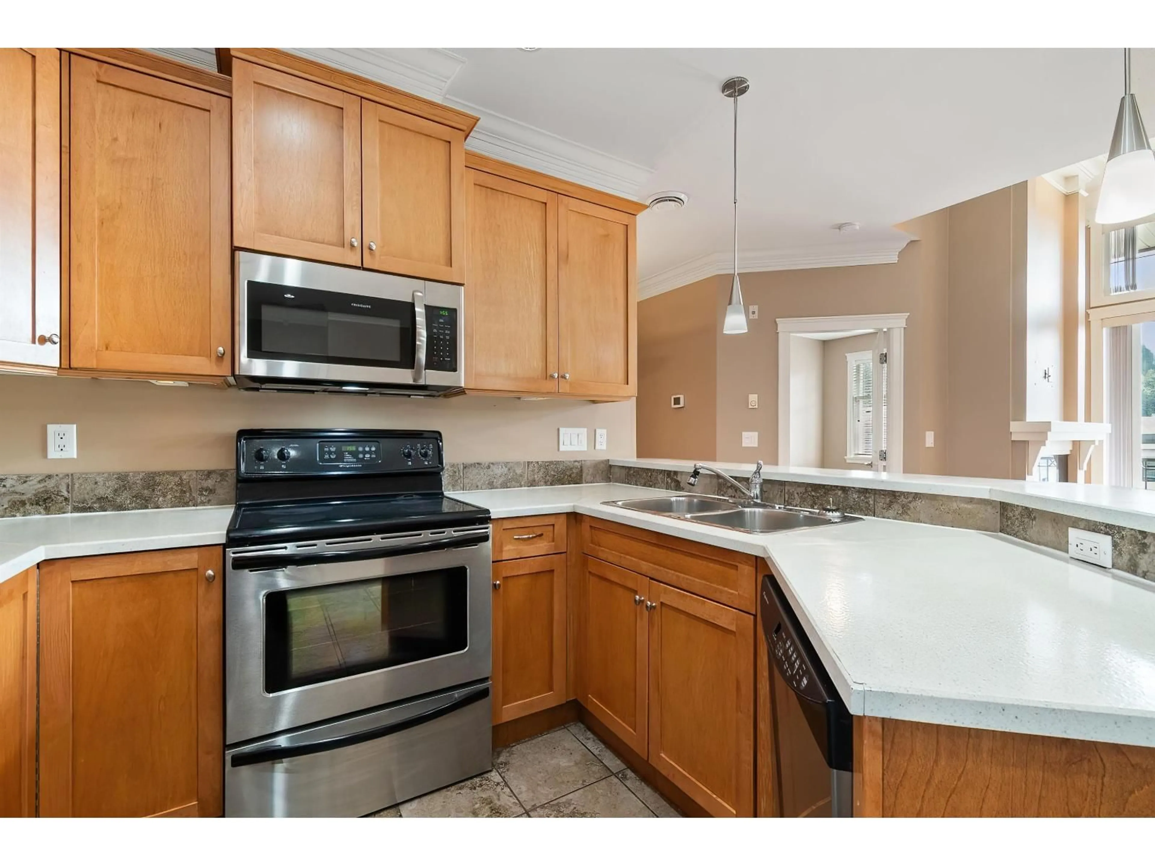 Standard kitchen, ceramic/tile floor for 405A - 45595 TAMIHI WAY, Chilliwack British Columbia V2R0G3