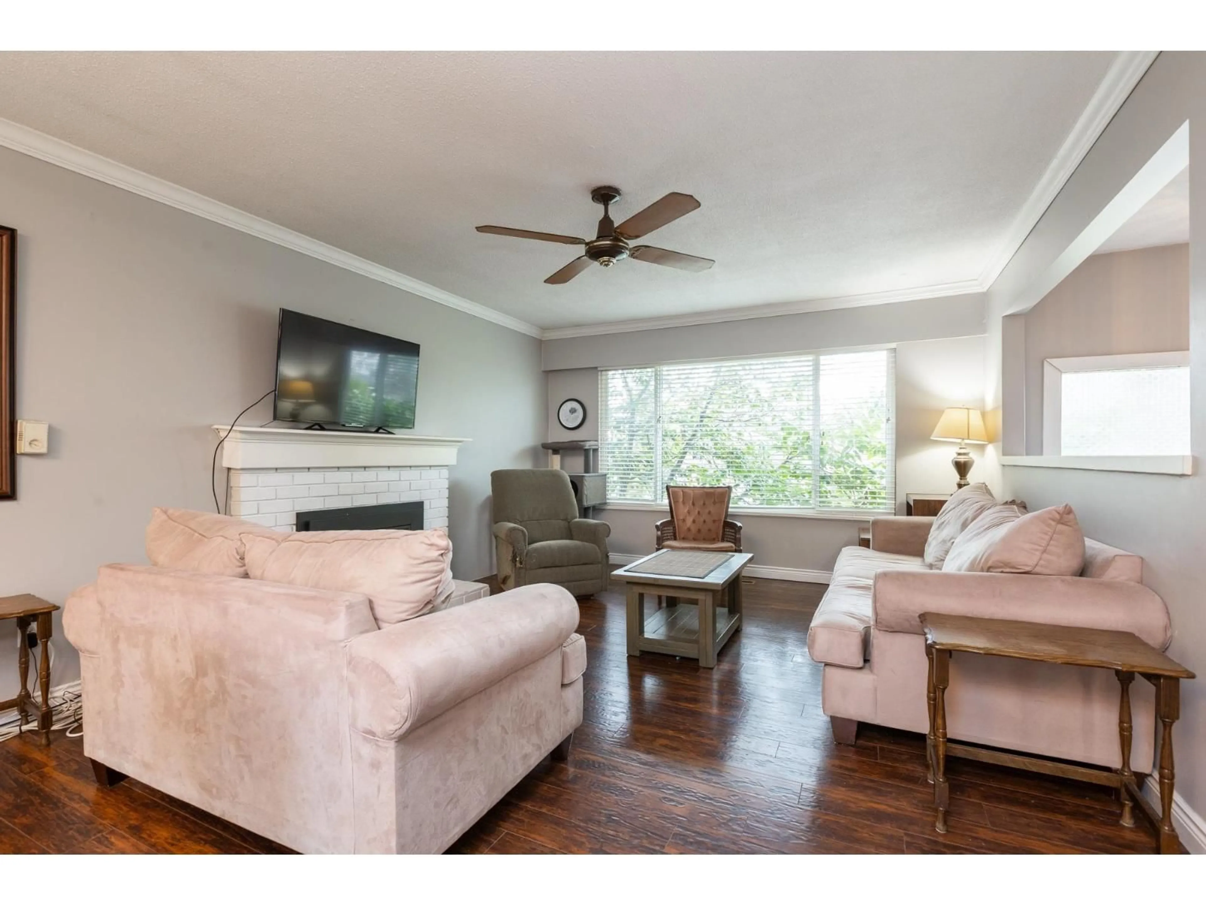 Living room with furniture, wood/laminate floor for 27283 29 AVENUE, Langley British Columbia V4W3J8