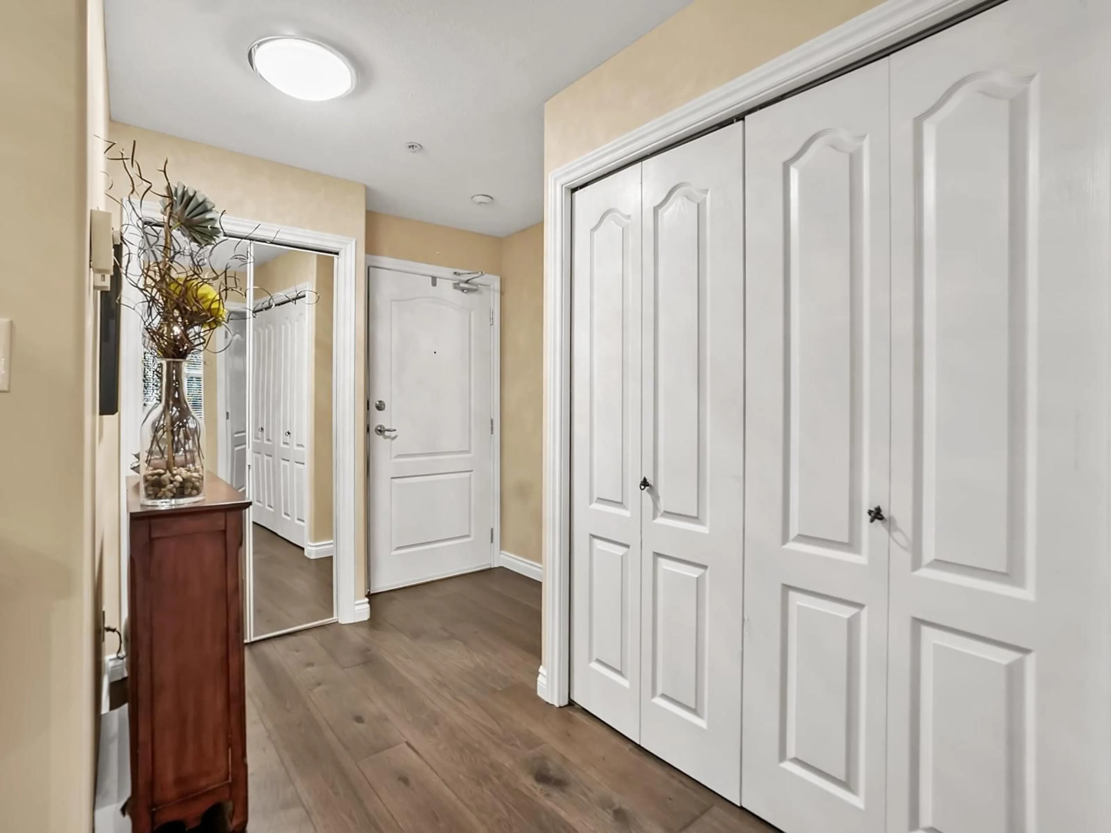 Indoor entryway for 112 - 22022 49 AVENUE, Langley British Columbia V3A3R9