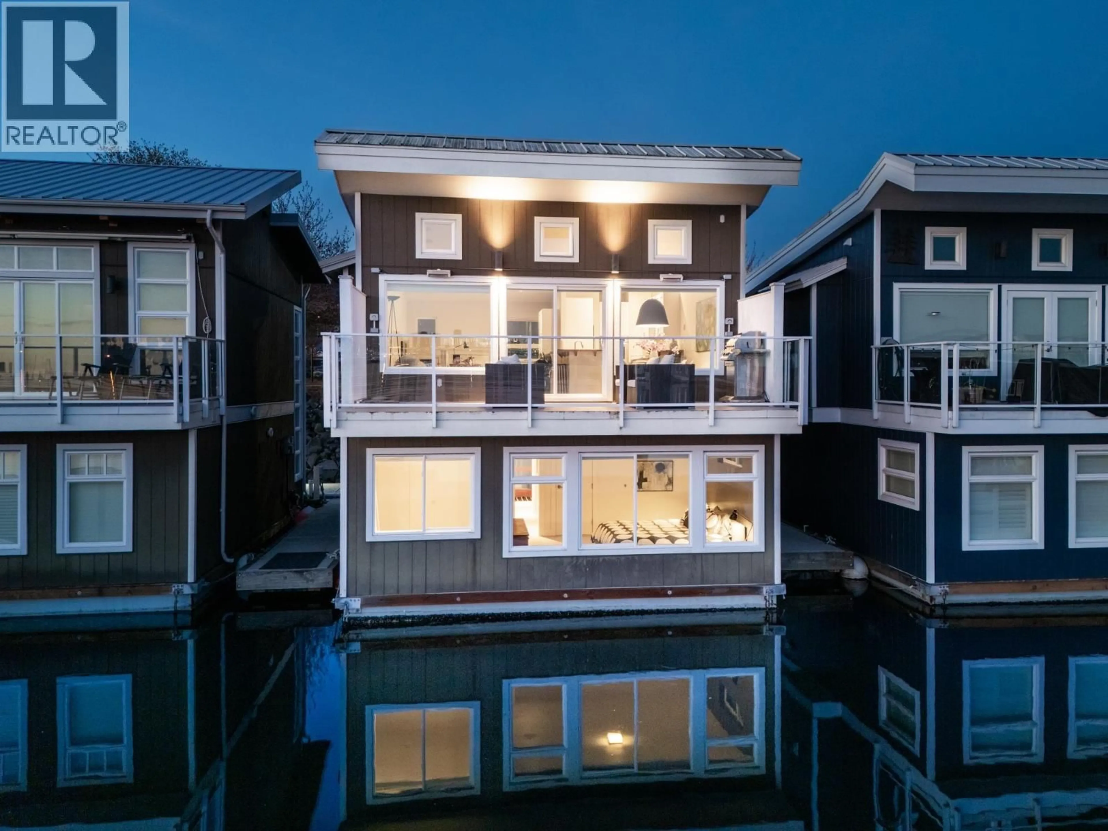 Home with vinyl exterior material, water/lake/river/ocean view for FRSL17 - 415 ESPLANADE AVENUE, North Vancouver British Columbia V7M1A6