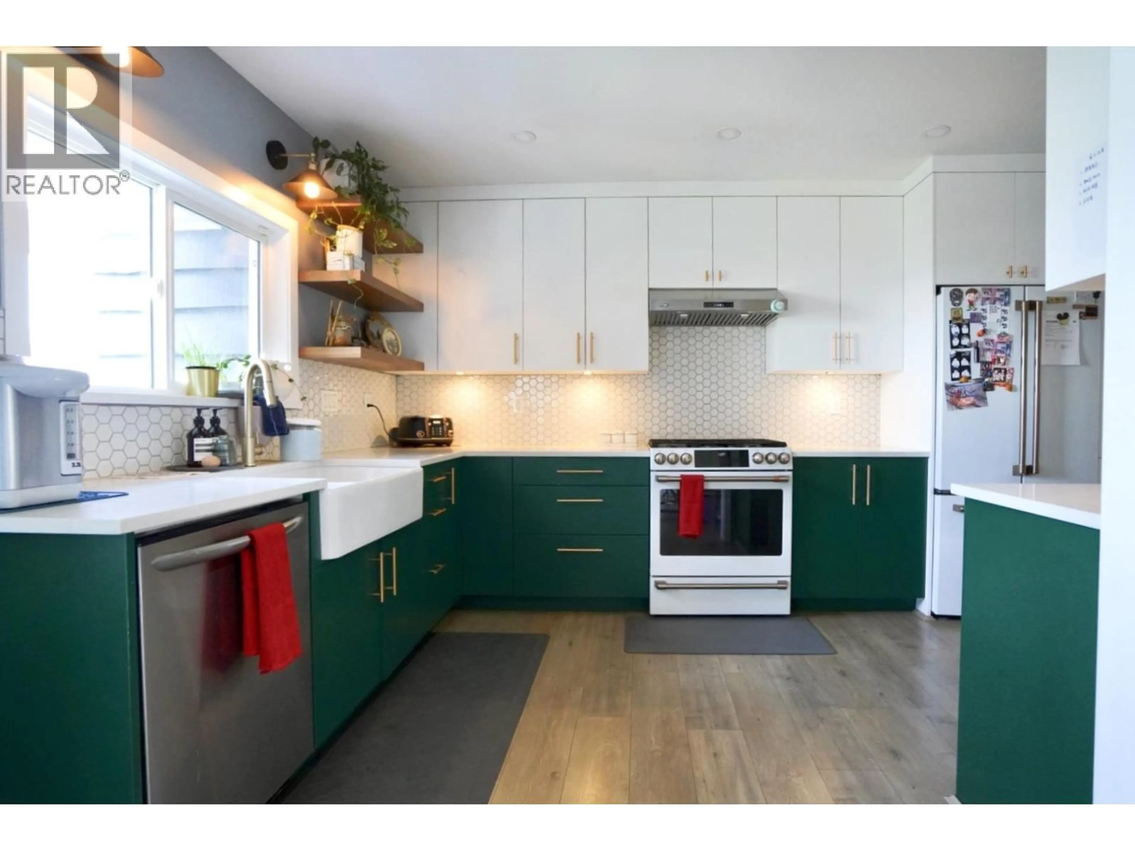 Contemporary kitchen, wood/laminate floor for 1215 NEPAL CRESCENT, West Vancouver British Columbia V7T2H4