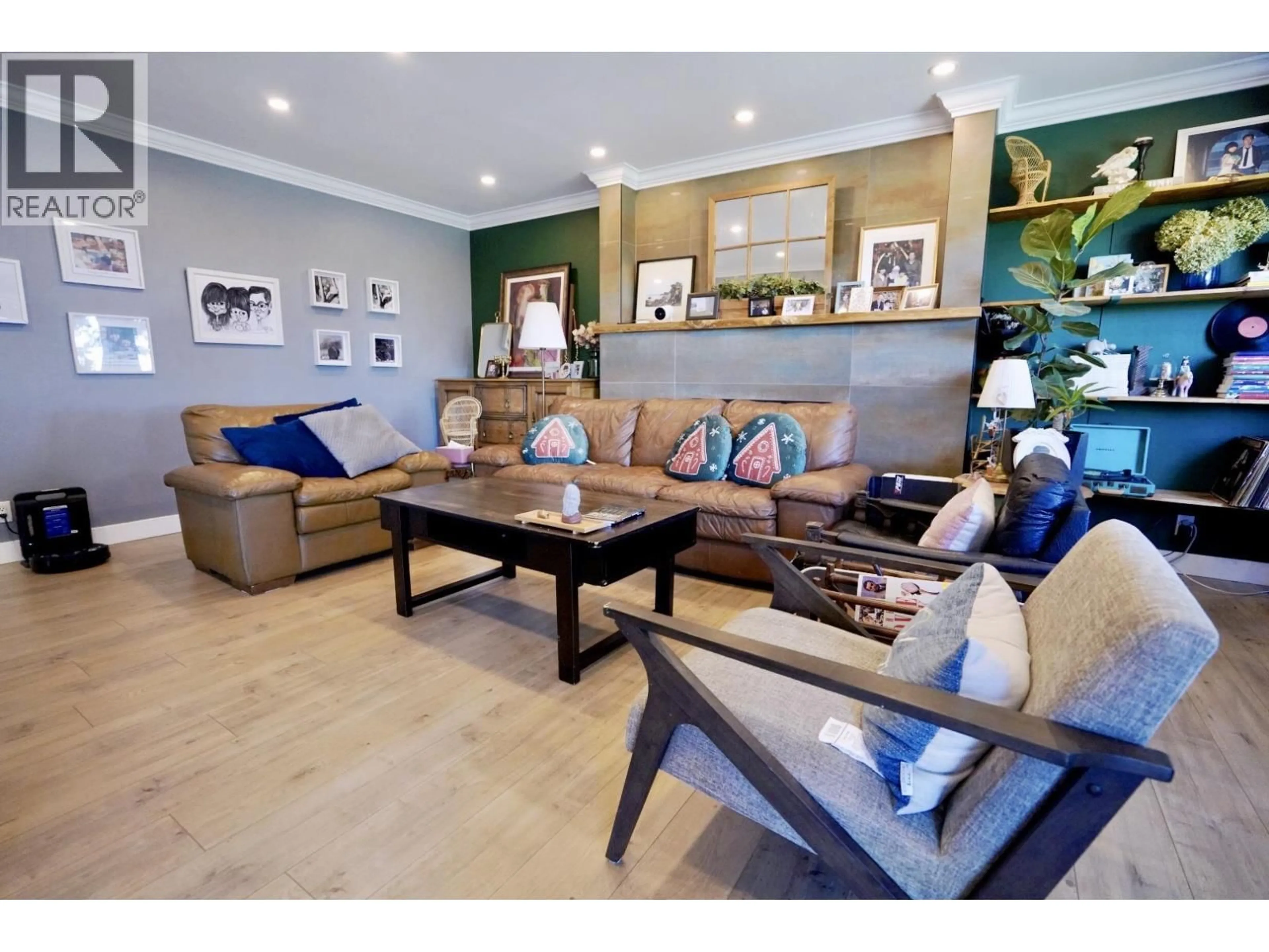 Living room with furniture, wood/laminate floor for 1215 NEPAL CRESCENT, West Vancouver British Columbia V7T2H4