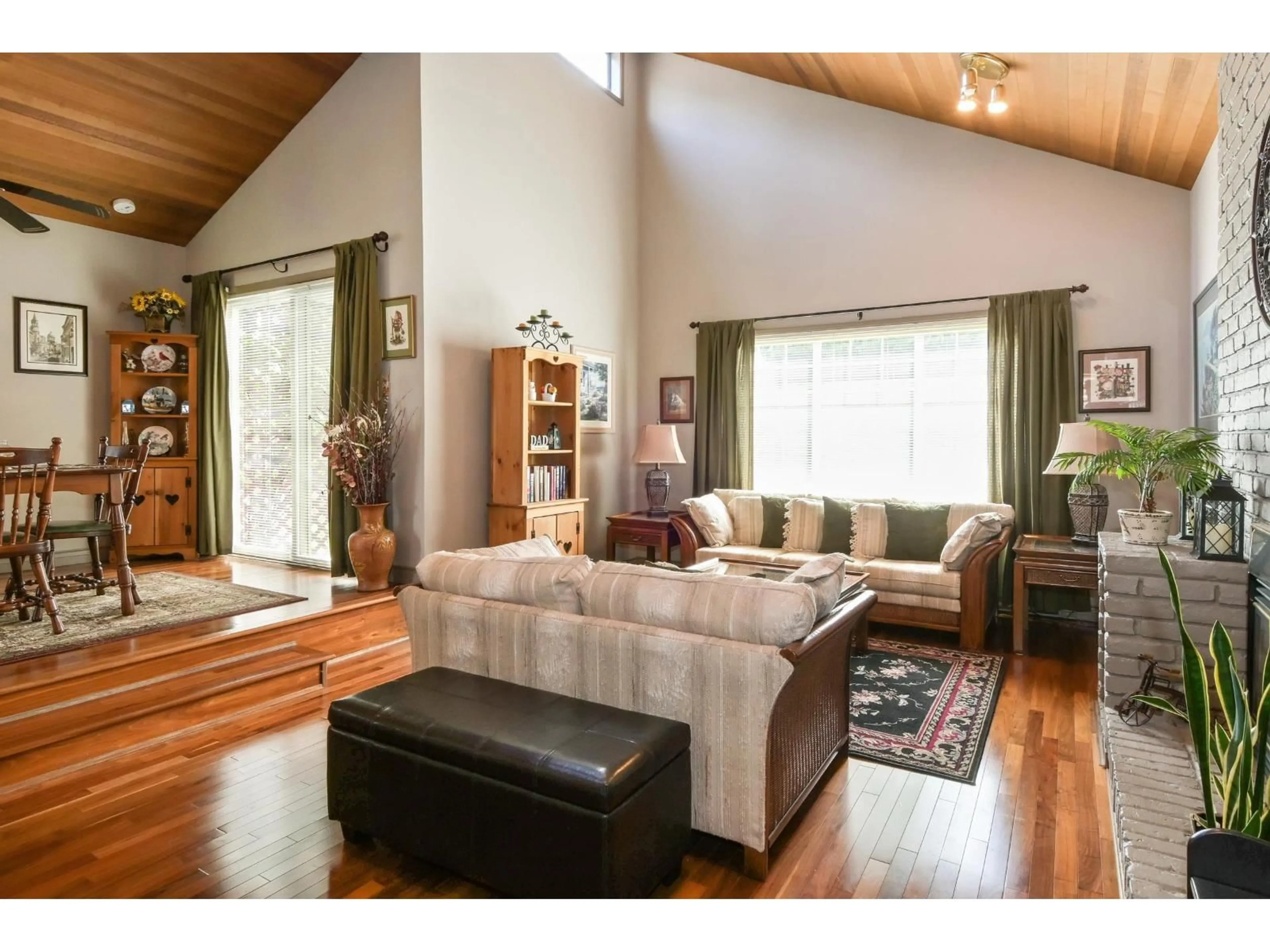 Living room with furniture, wood/laminate floor for 20123 49A AVENUE, Langley British Columbia V3A3S2