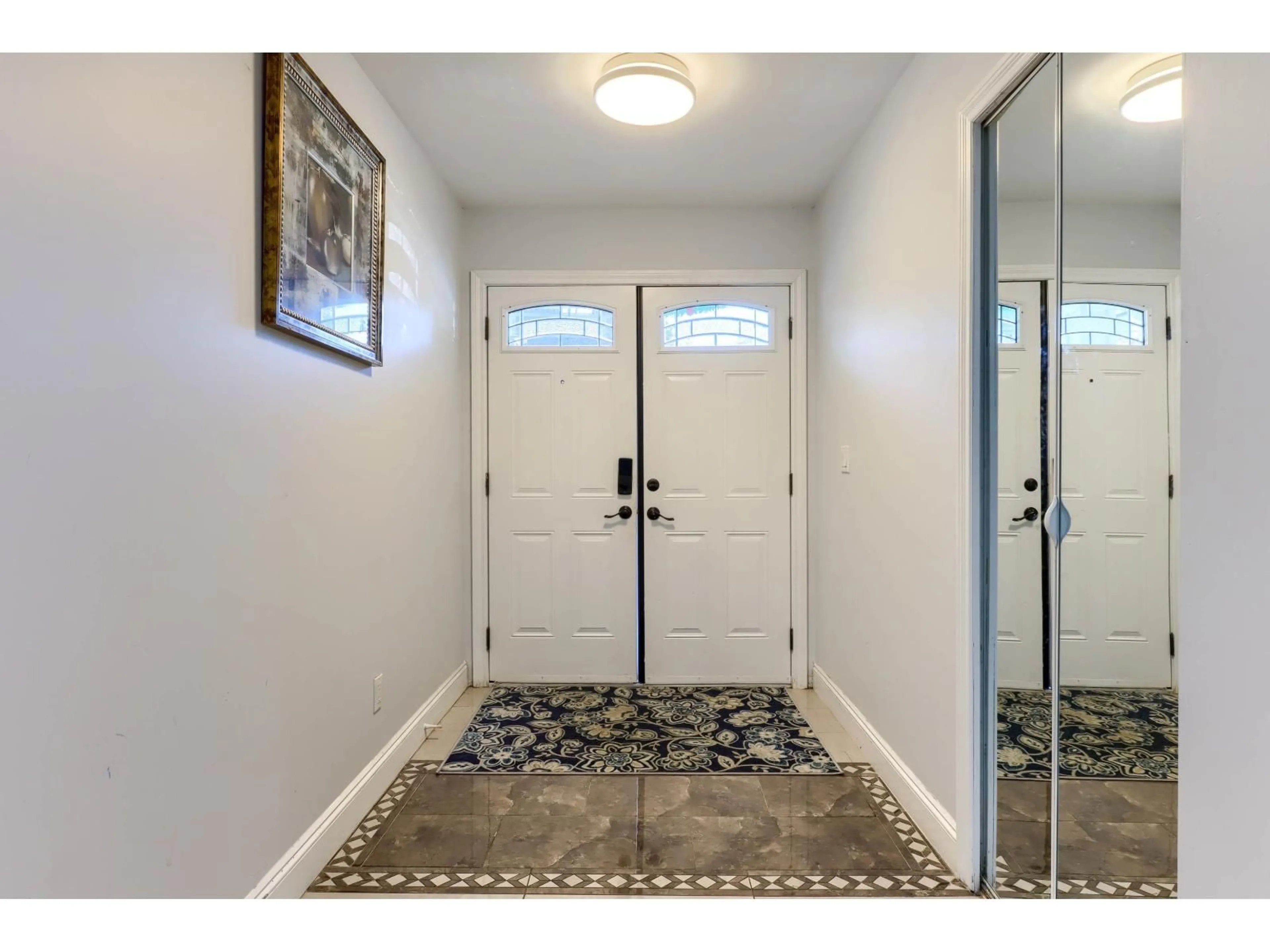 Indoor entryway for 6445 KING GEORGE BOULEVARD, Surrey British Columbia V3W4Z4