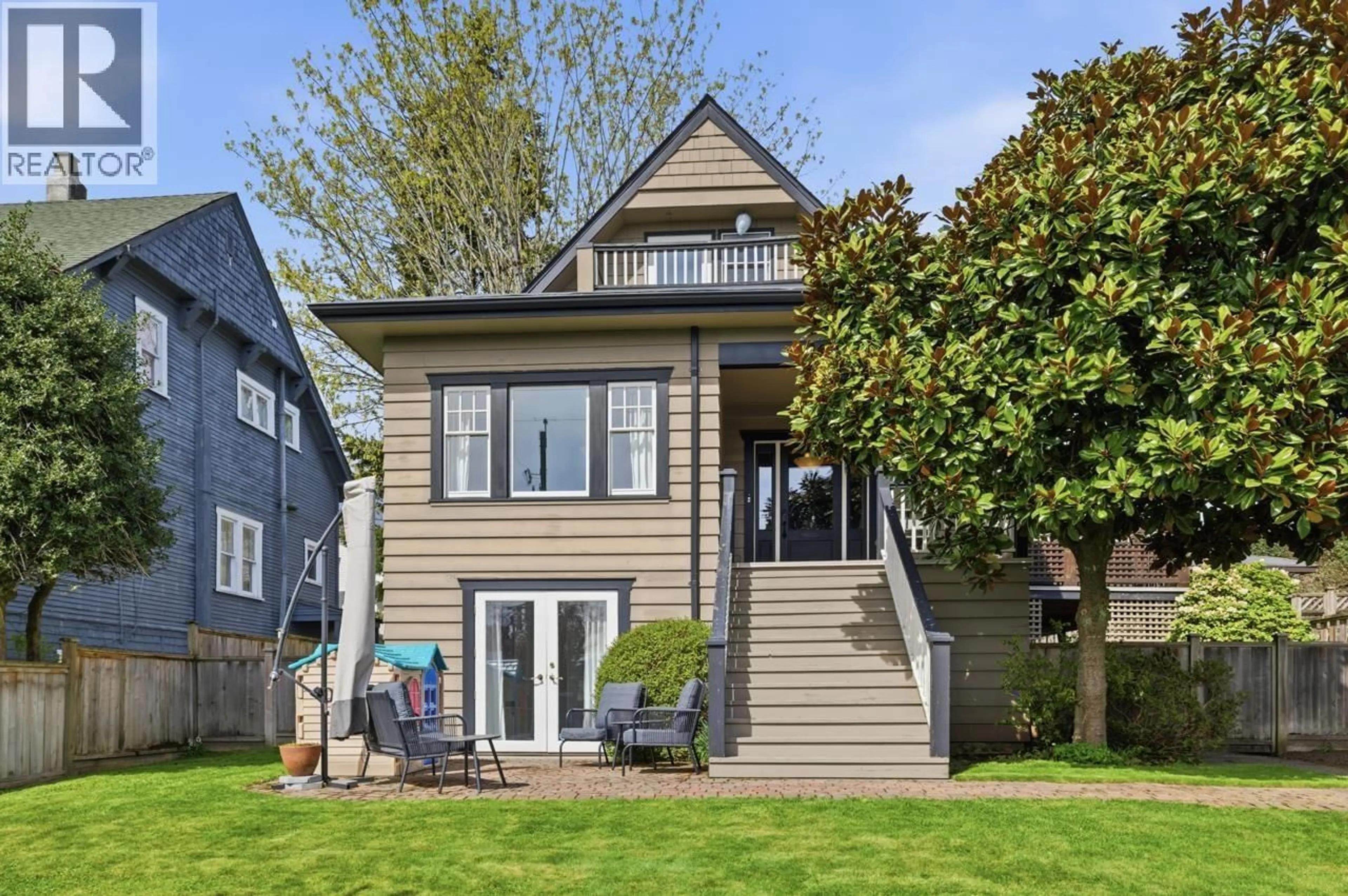 Home with vinyl exterior material, street for 424 KEITH ROAD, North Vancouver British Columbia V7L1V9