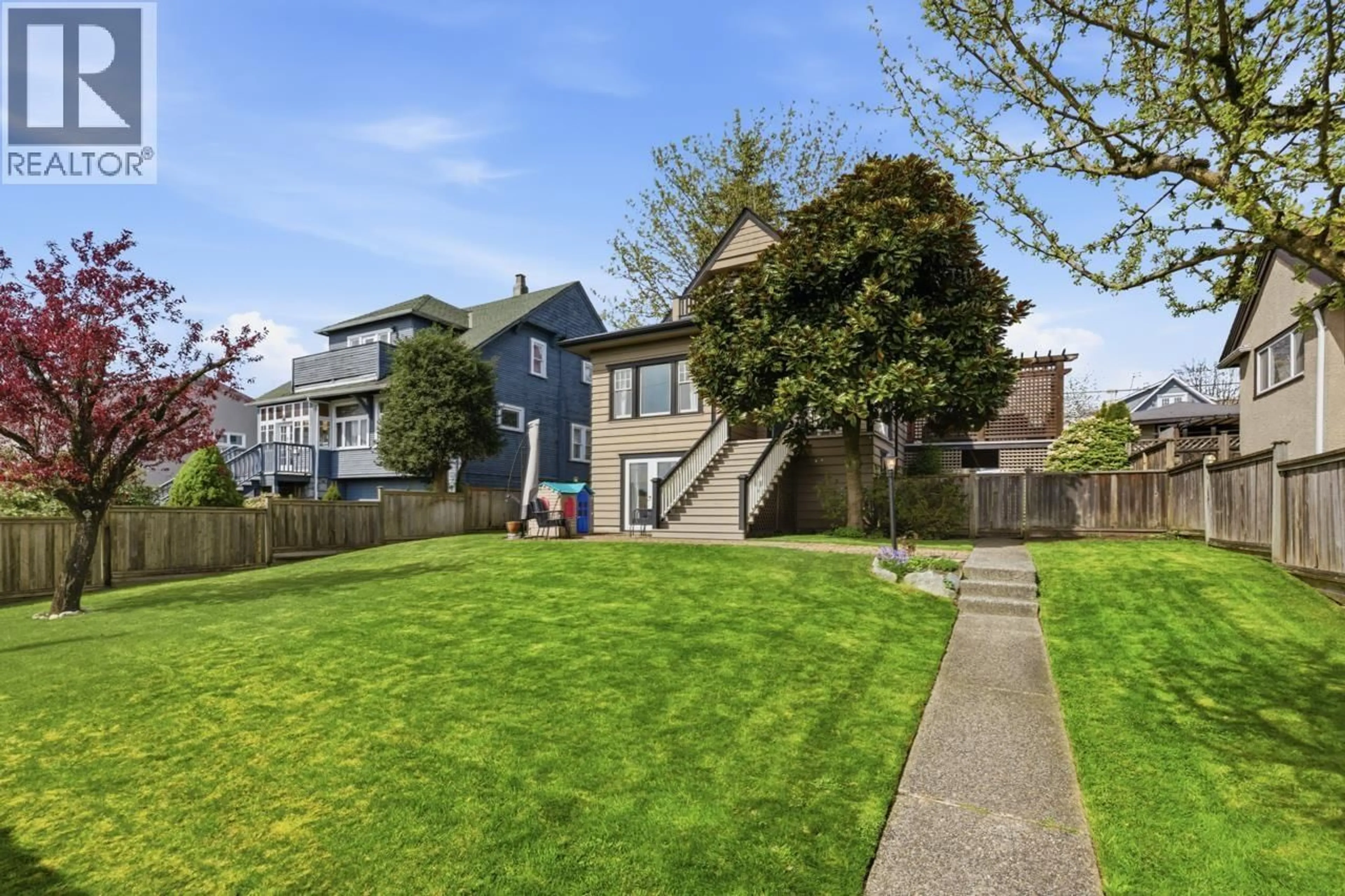 A pic from outside/outdoor area/front of a property/back of a property/a pic from drone, street for 424 KEITH ROAD, North Vancouver British Columbia V7L1V9