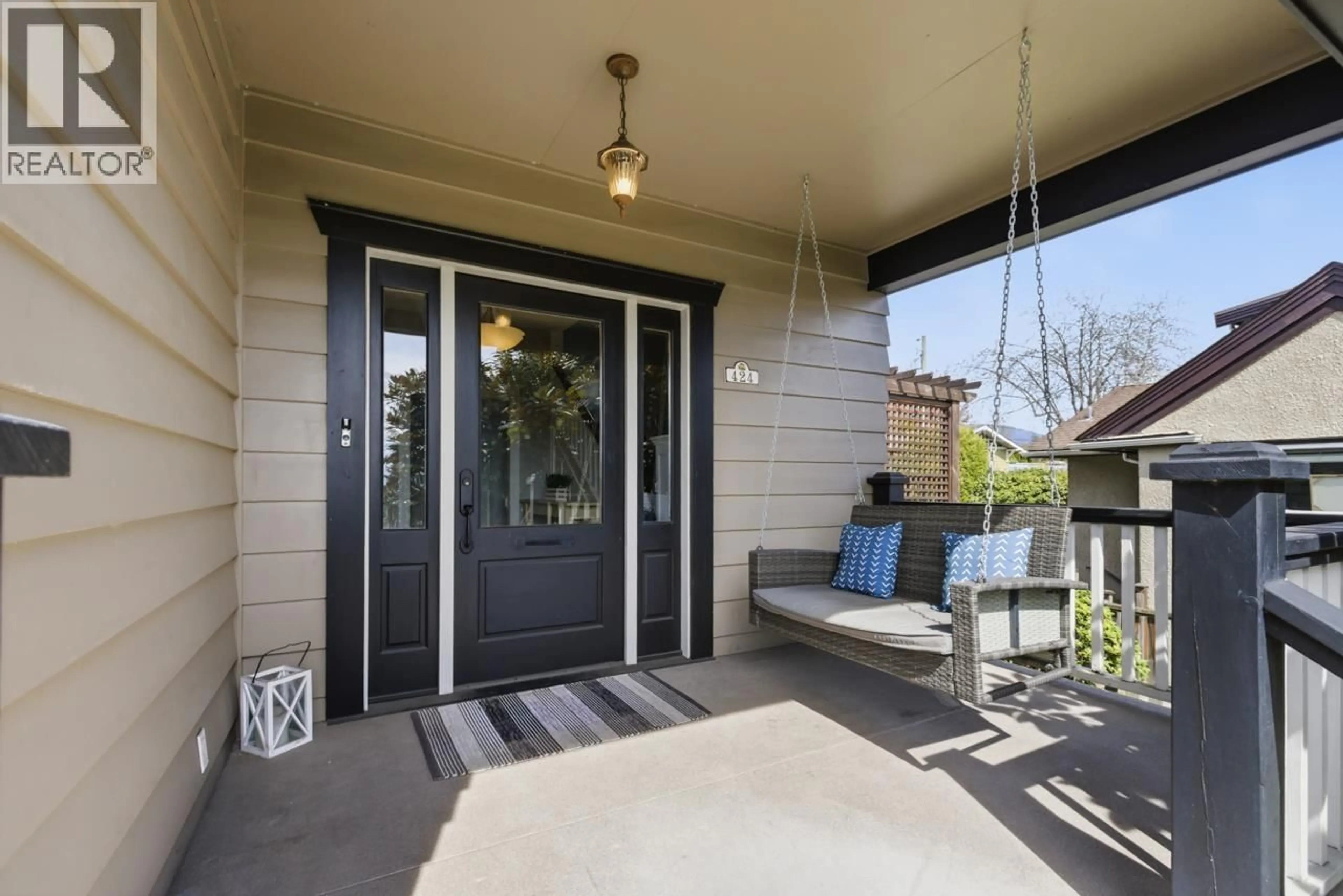 Indoor entryway for 424 KEITH ROAD, North Vancouver British Columbia V7L1V9