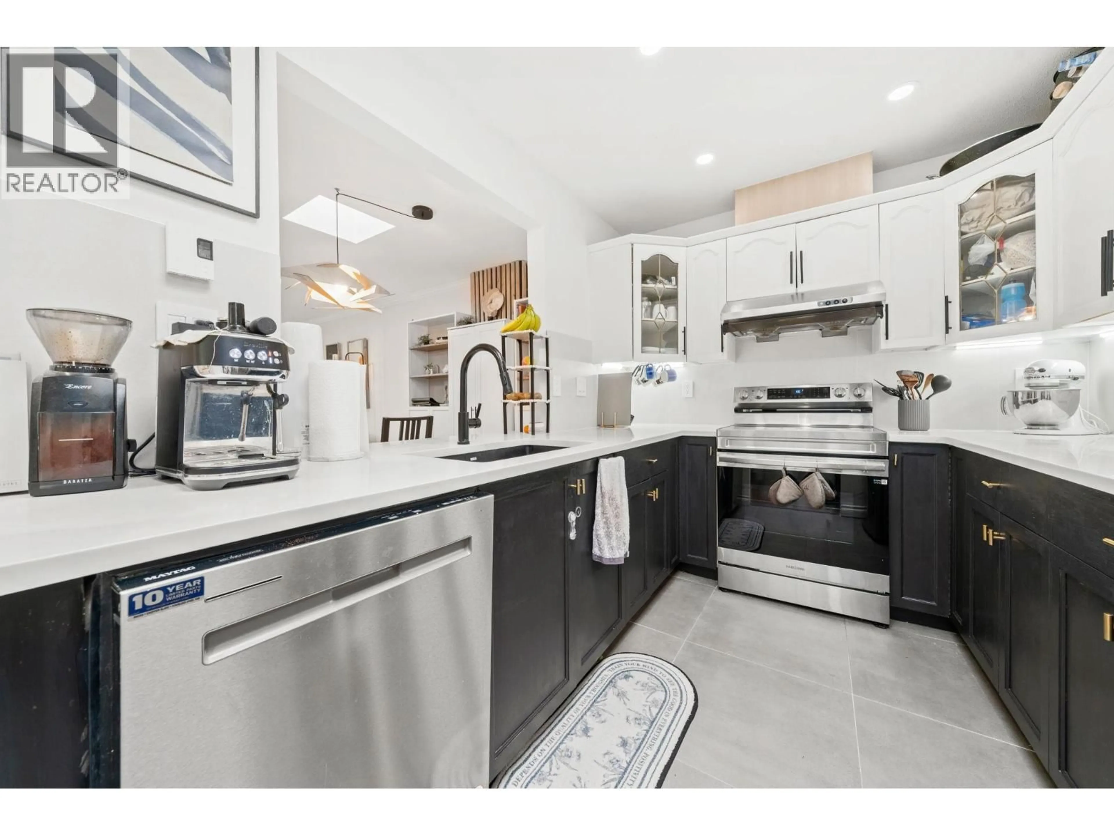 Open concept kitchen, ceramic/tile floor for 305 - 1318 6TH AVENUE, Vancouver British Columbia V6H1A7