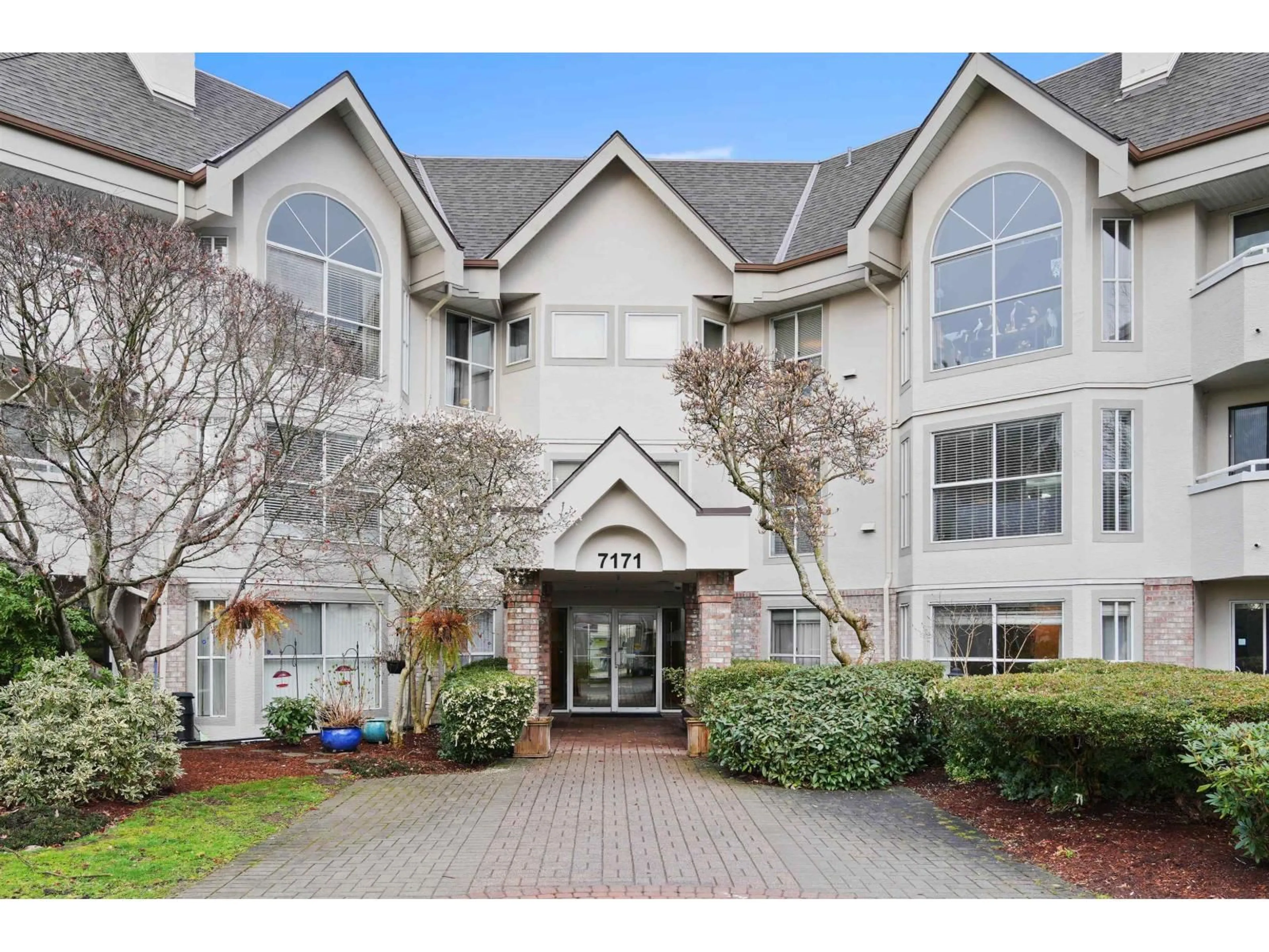 Indoor foyer for 111 - 7171 121ST STREET, Surrey British Columbia V3W1G9
