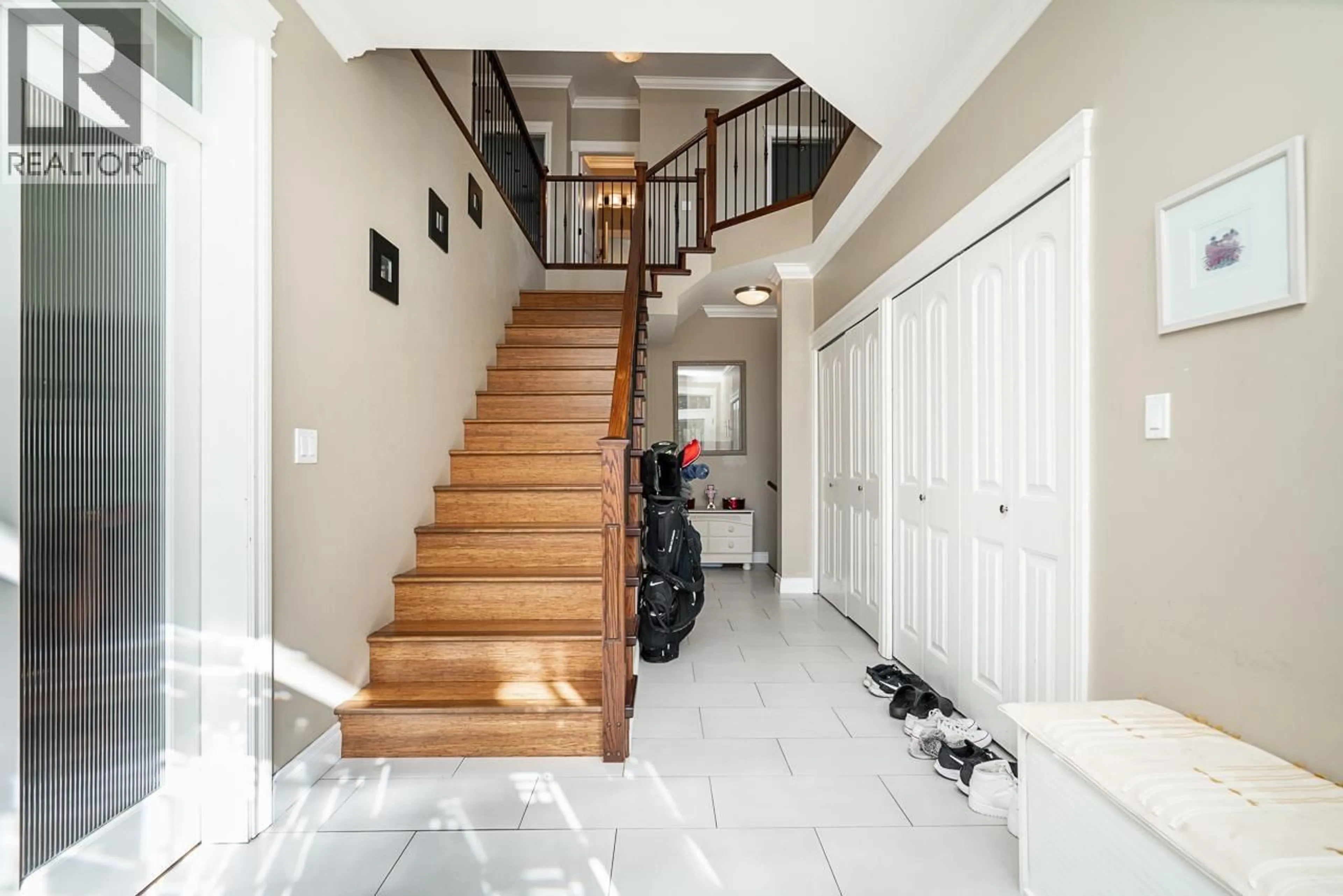 Indoor entryway for 1935 BRUNETTE AVENUE, Coquitlam British Columbia V3K1H8