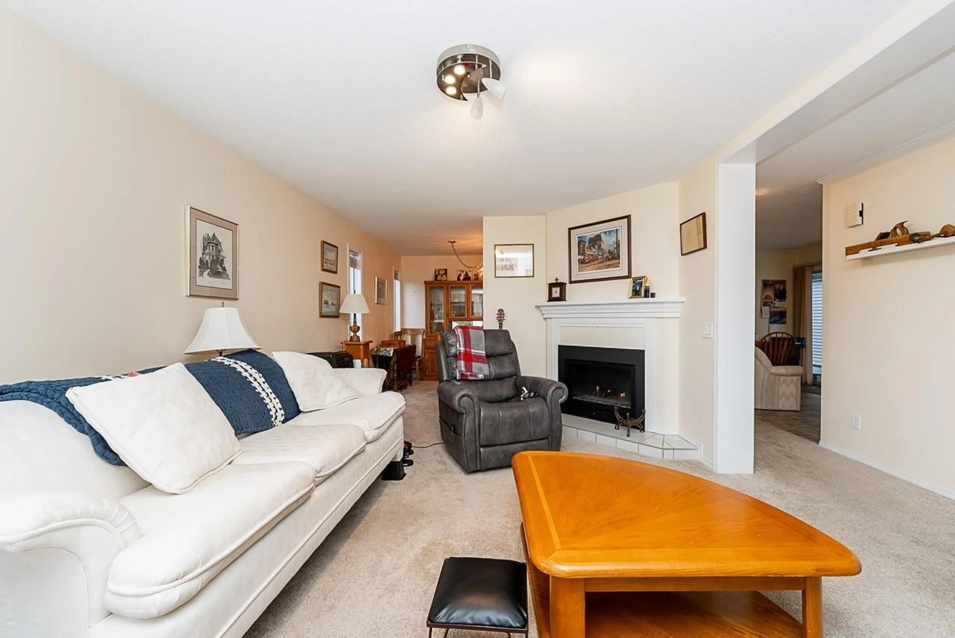 Living room with furniture, unknown for 18 - 2345 CRANLEY DRIVE, Surrey British Columbia V4A9G5